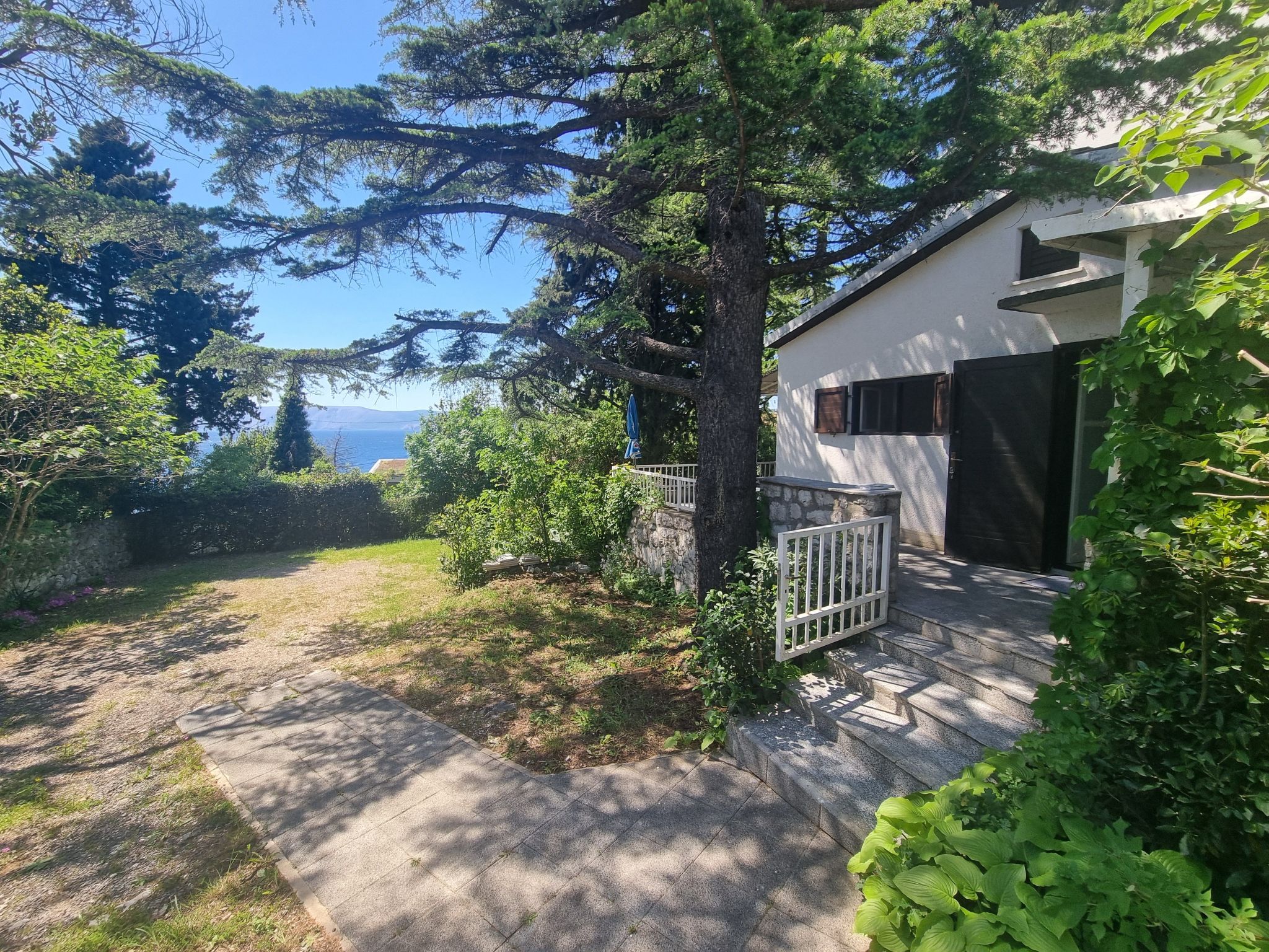 Discover the perfect gateway to relaxation and seaside adventures in Novi Vinodolski, Kvarner Bay, with our charming flat. Nestled only 70 metres from the crystal-clear sea, this welcoming small house..
