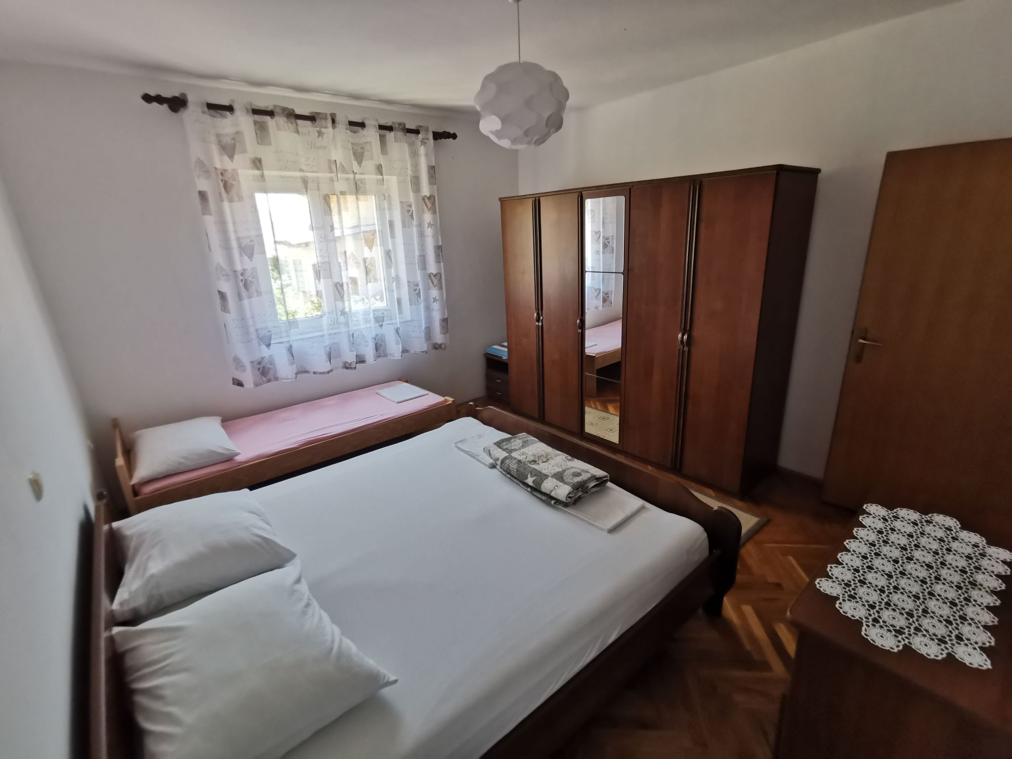 "Ana" mit Blick auf das Wasser-Drinnen