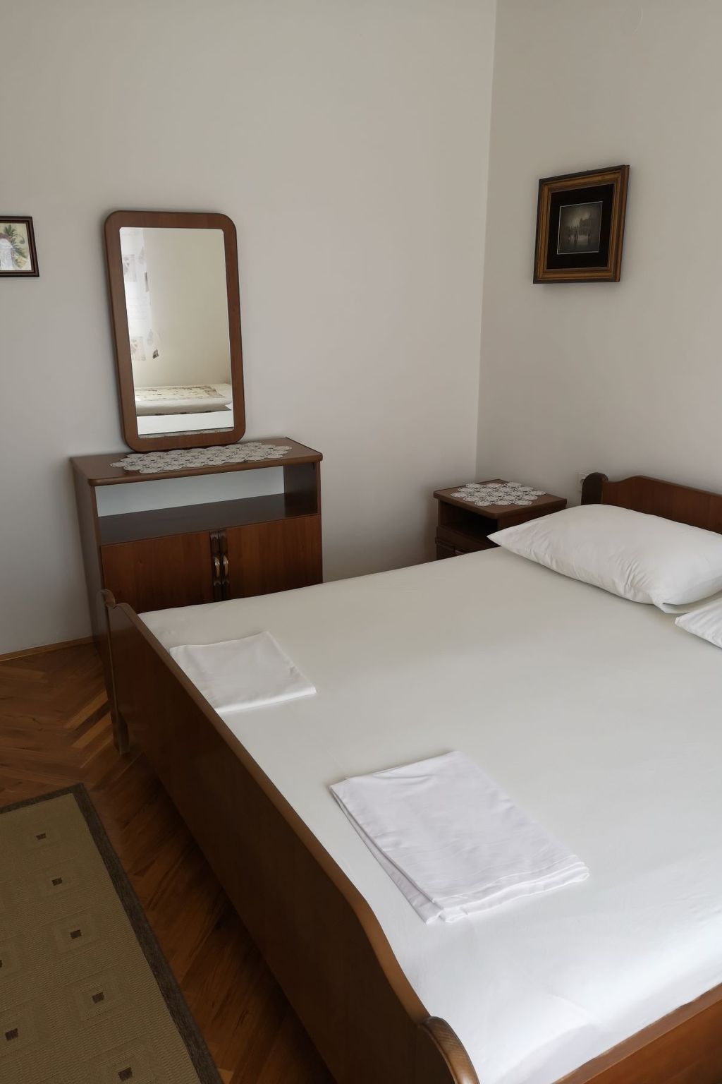 "Ana" mit Blick auf das Wasser-Image-tags.info