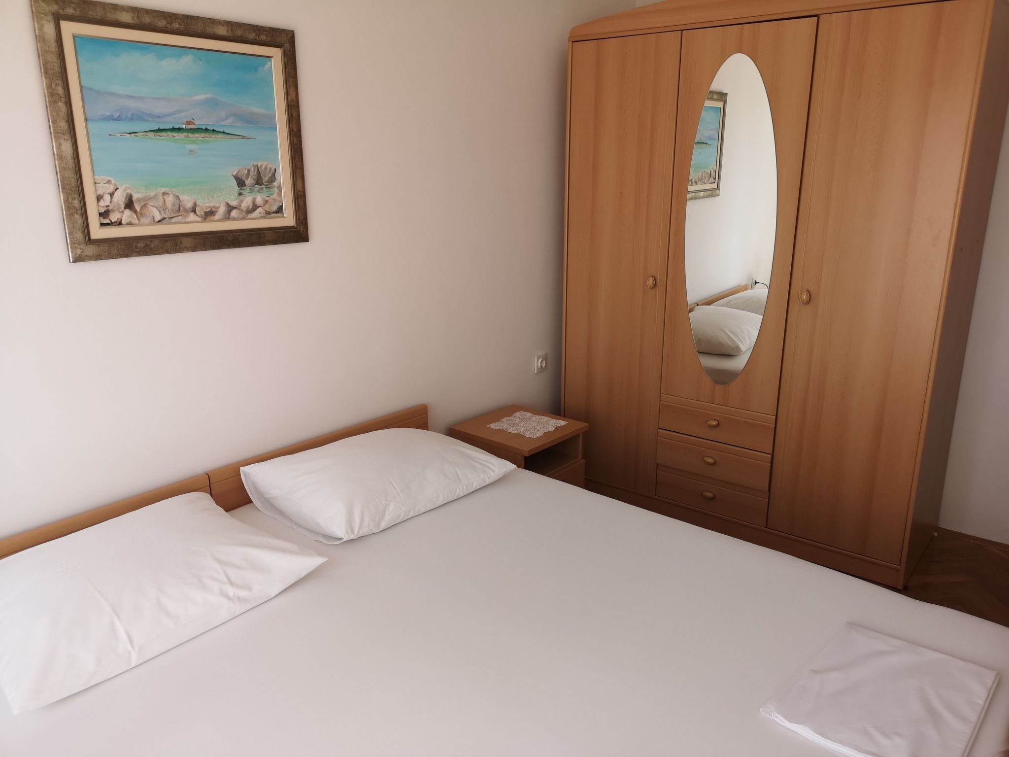 "Ana" mit Blick auf das Wasser-Drinnen