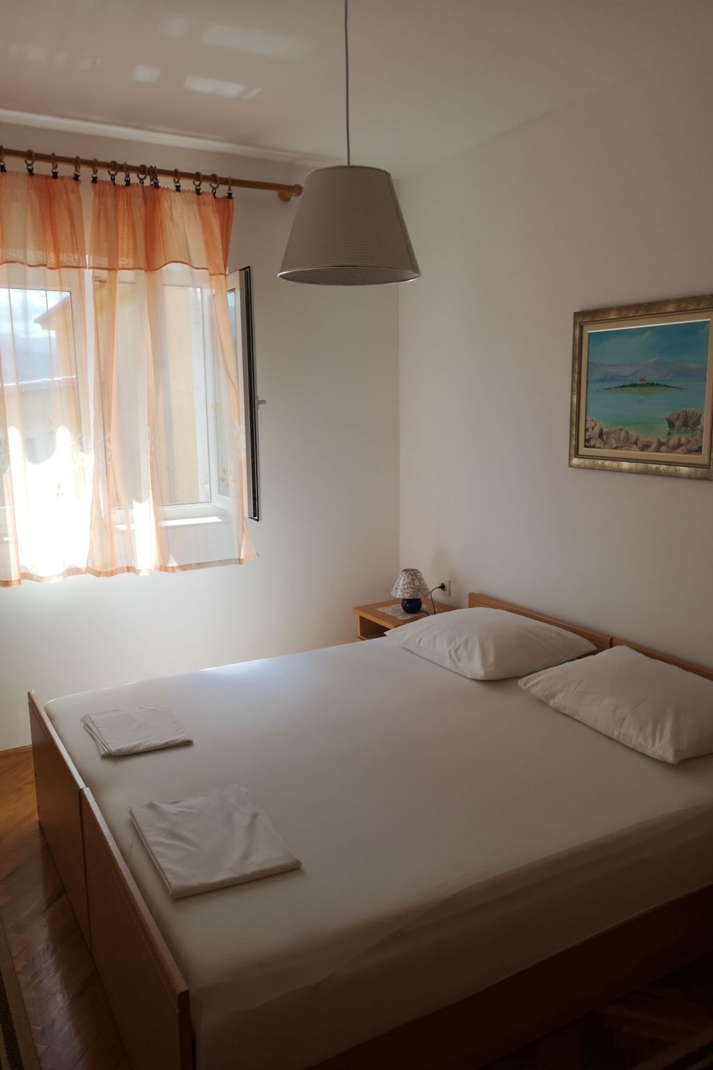 "Ana" mit Blick auf das Wasser-Drinnen