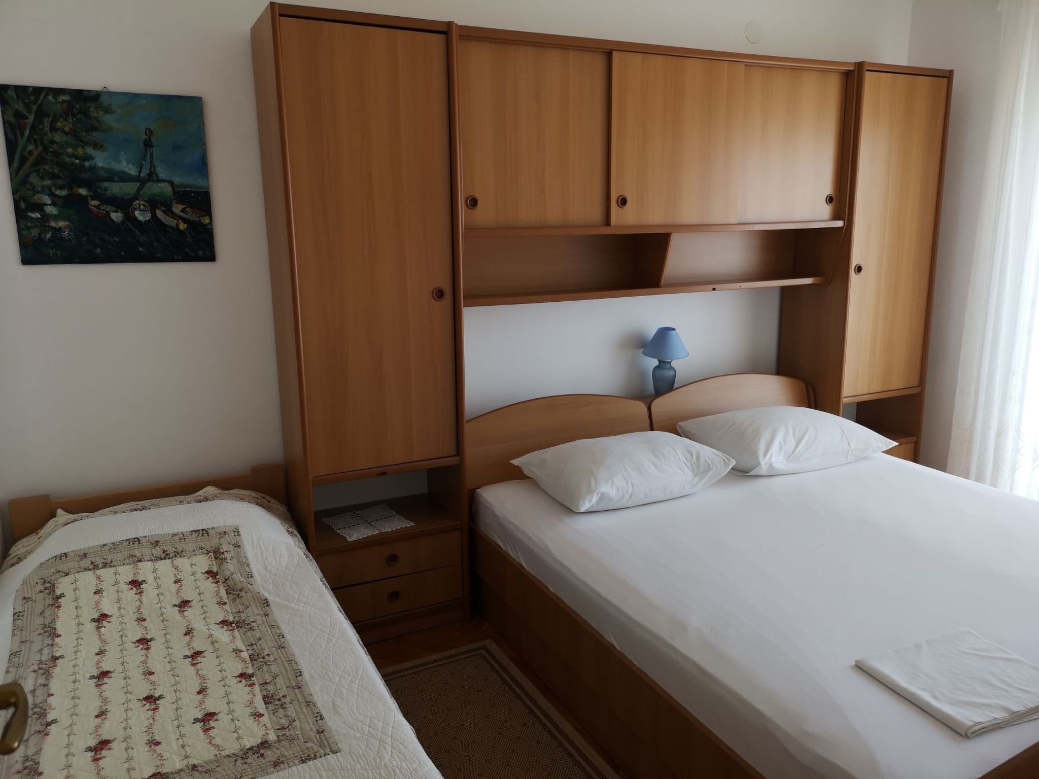 "Ana" mit Blick auf das Wasser-Drinnen