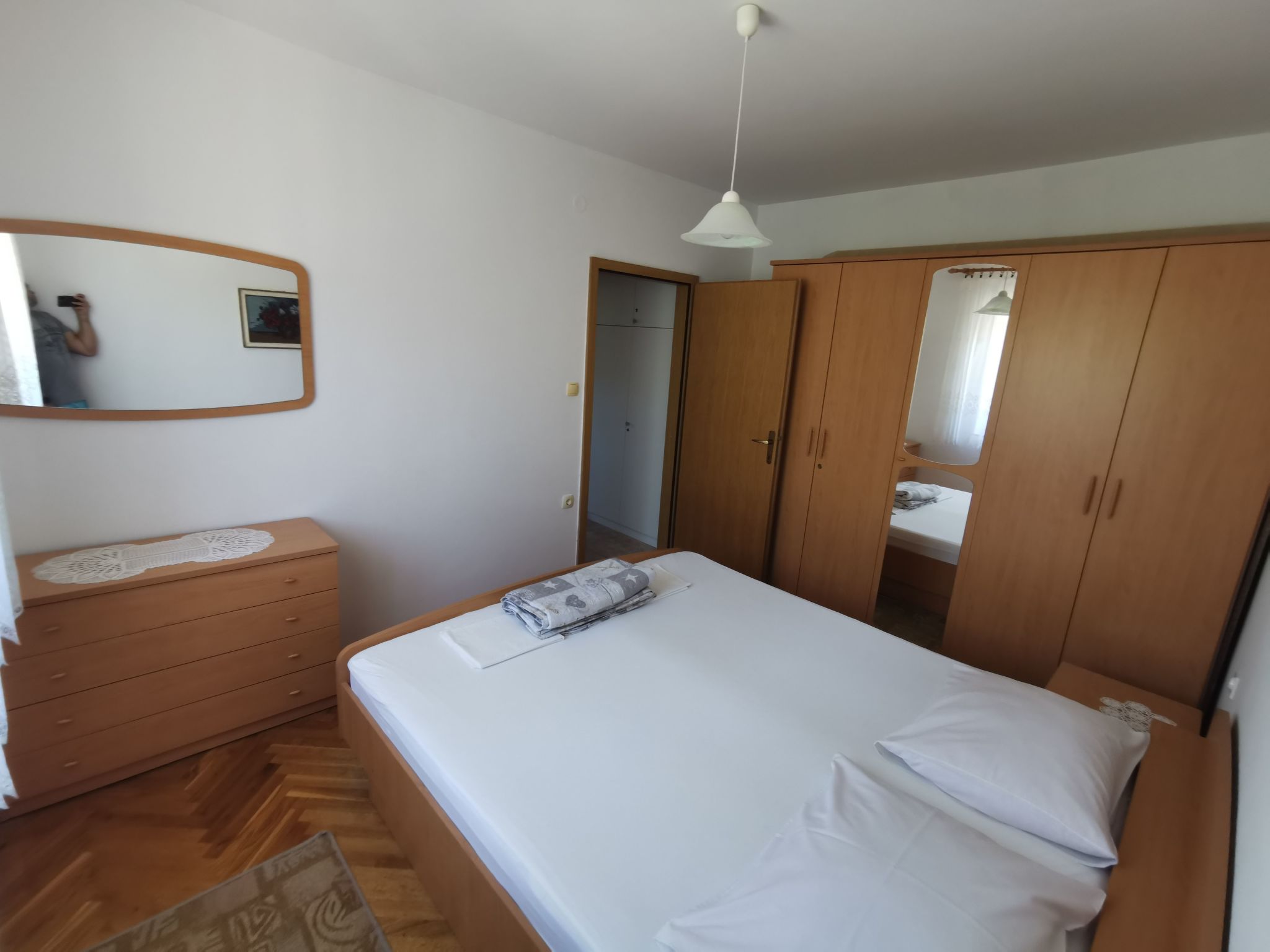 "Ana" mit Blick auf das Wasser-Drinnen