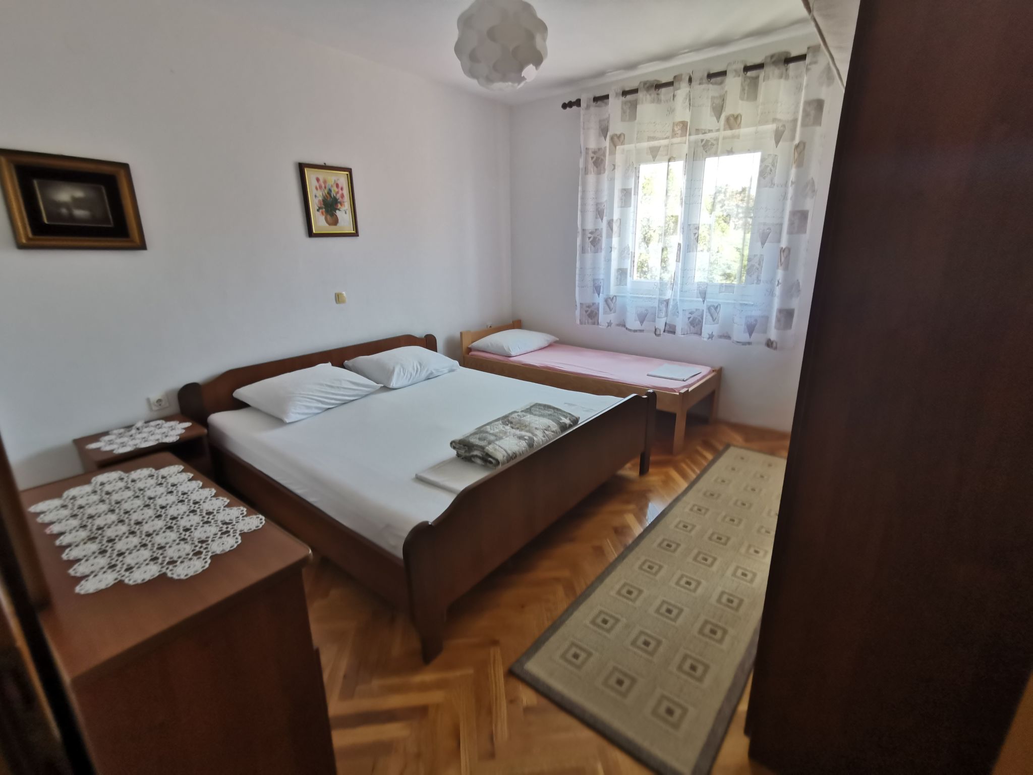 "Ana" mit Blick auf das Wasser-Drinnen