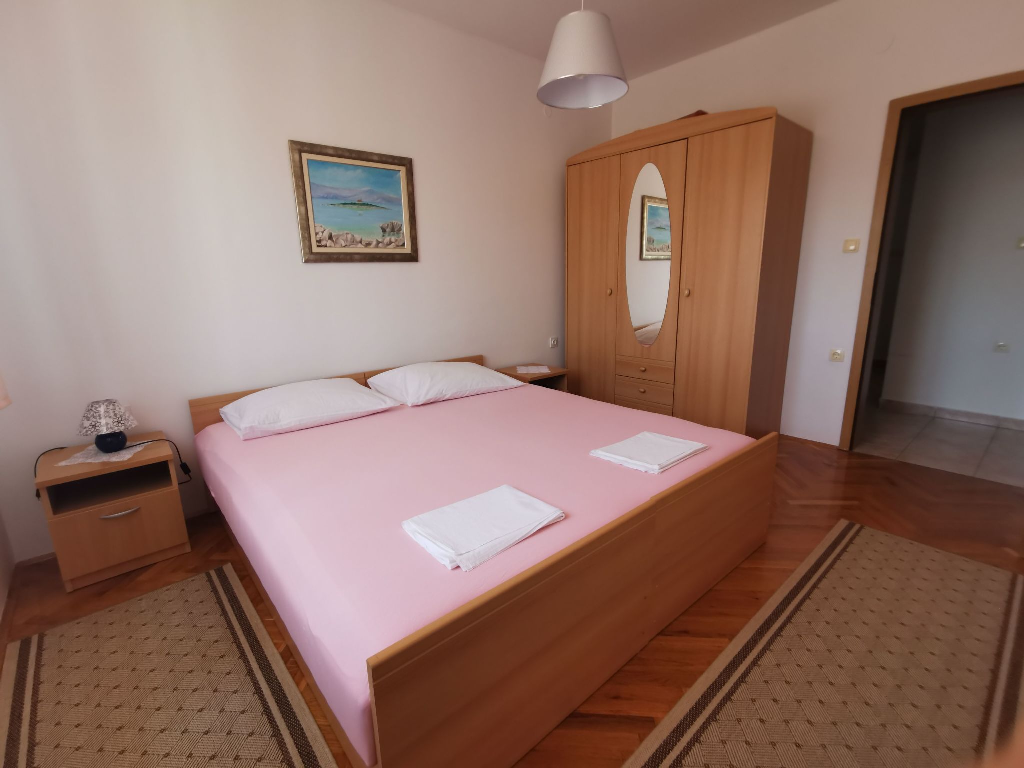 "Ana" mit Blick auf das Wasser-Drinnen