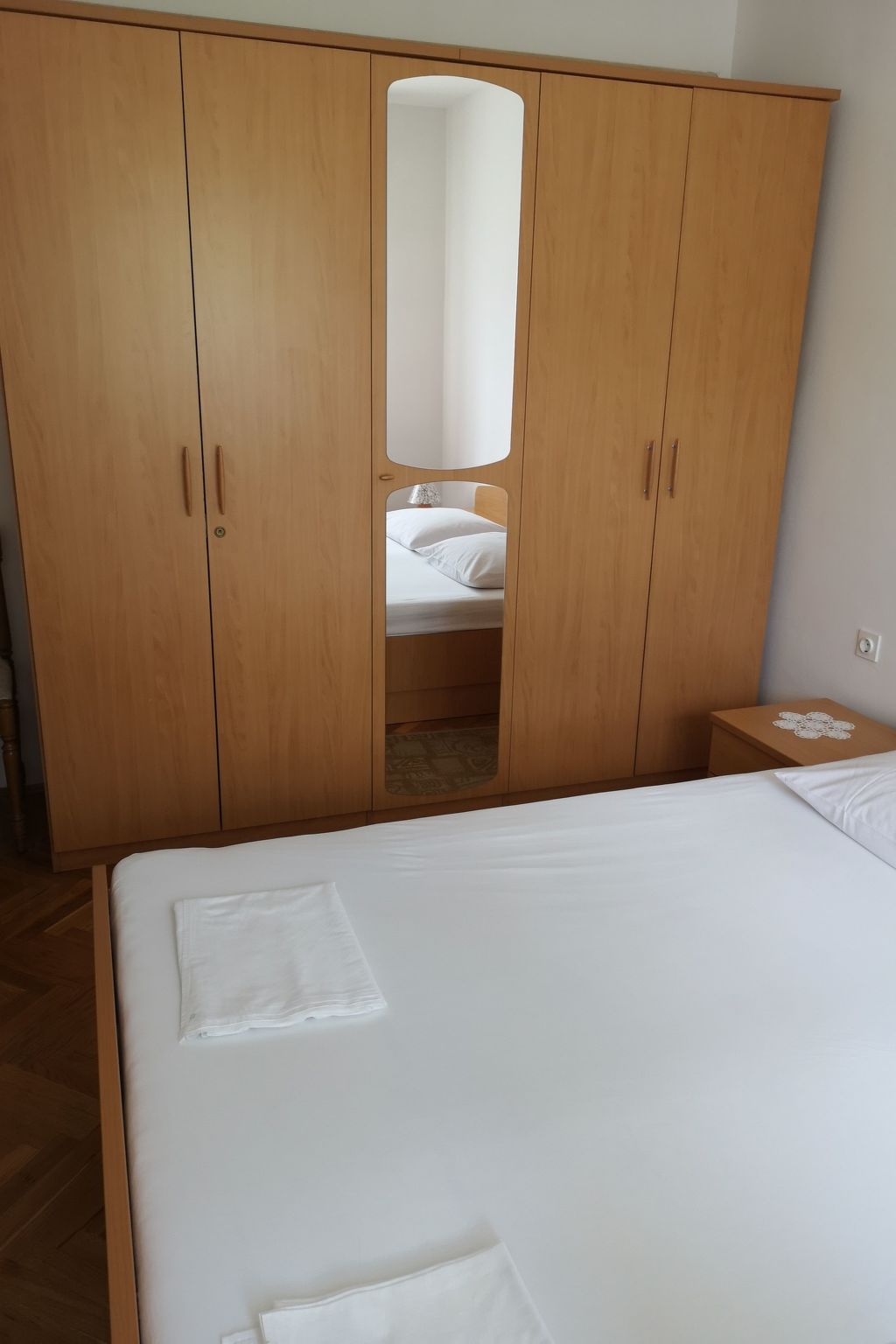 "Ana" mit Blick auf das Wasser-Drinnen