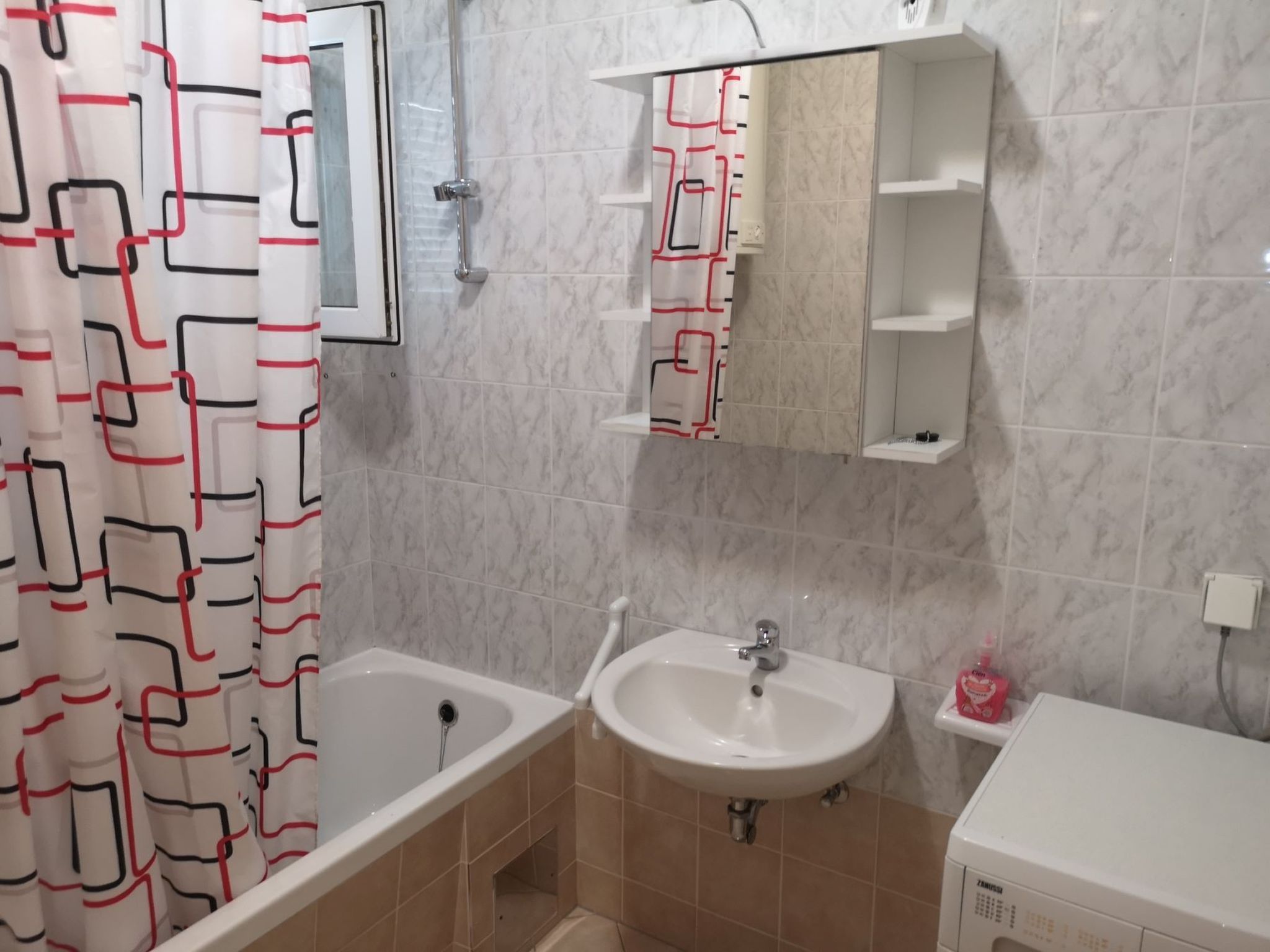 "Ana" mit Blick auf das Wasser-Drinnen