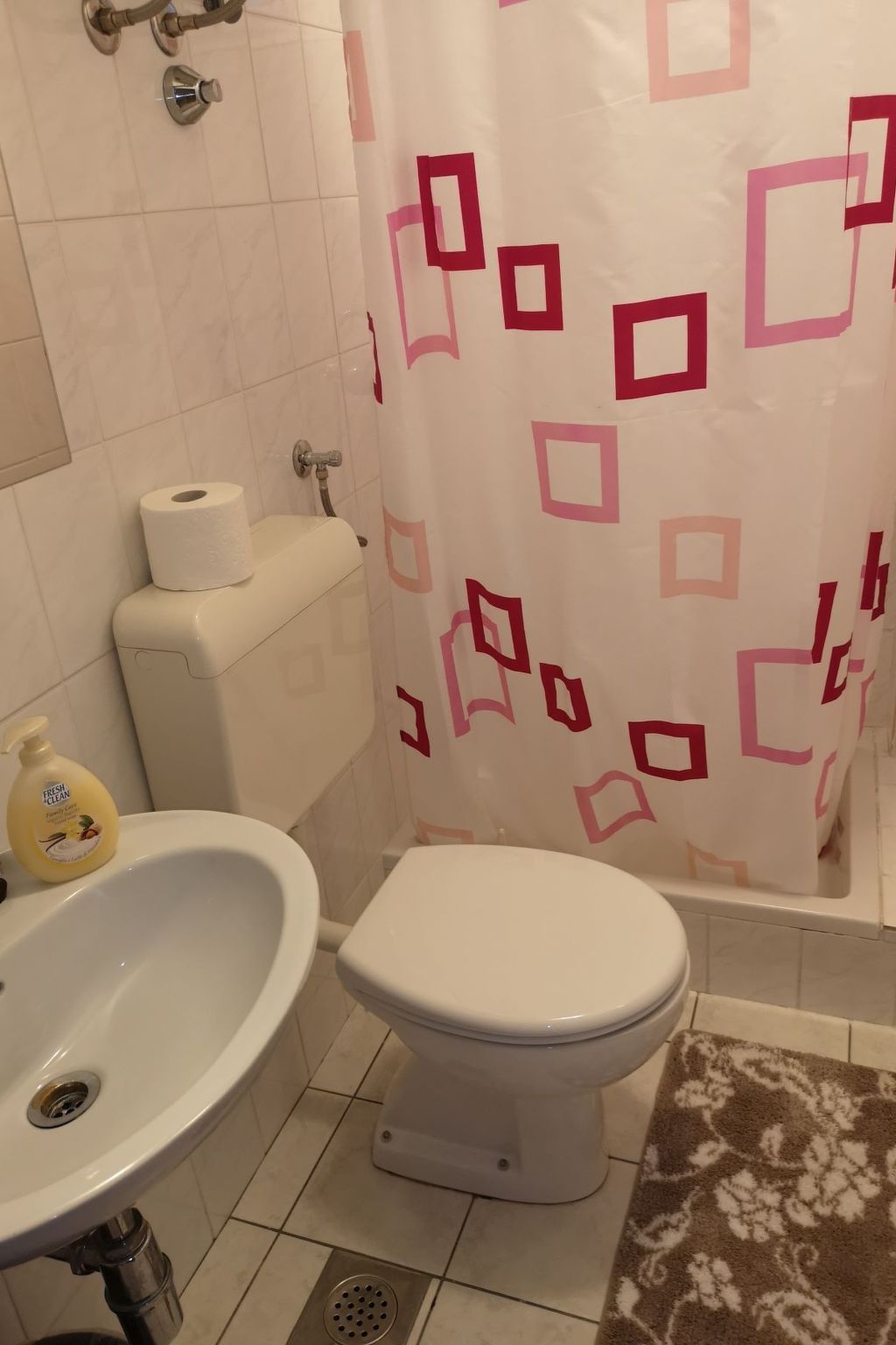 "Ana" mit Blick auf das Wasser-Drinnen