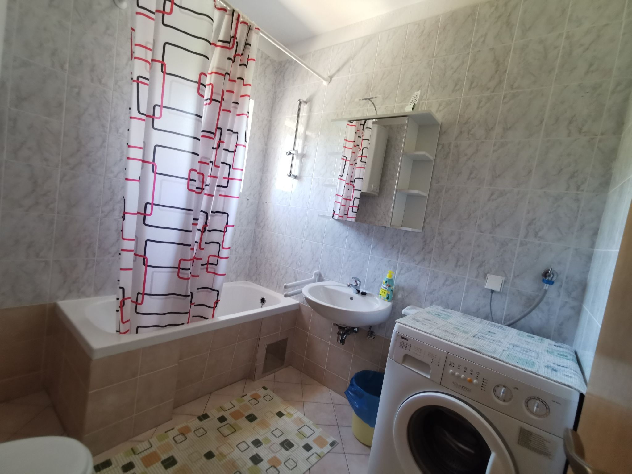 "Ana" mit Blick auf das Wasser-Drinnen