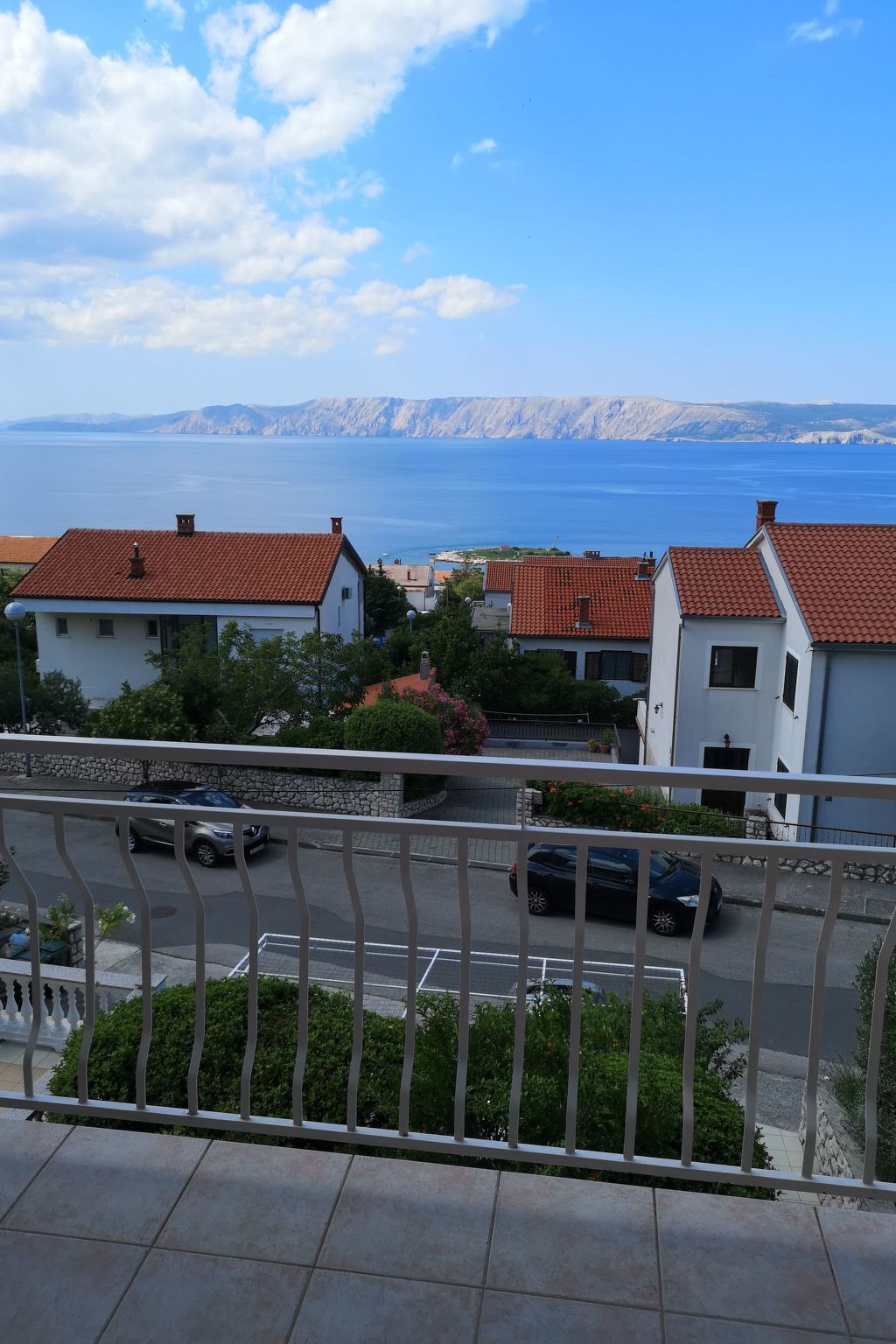 "Ana" mit Blick auf das Wasser-Draußen