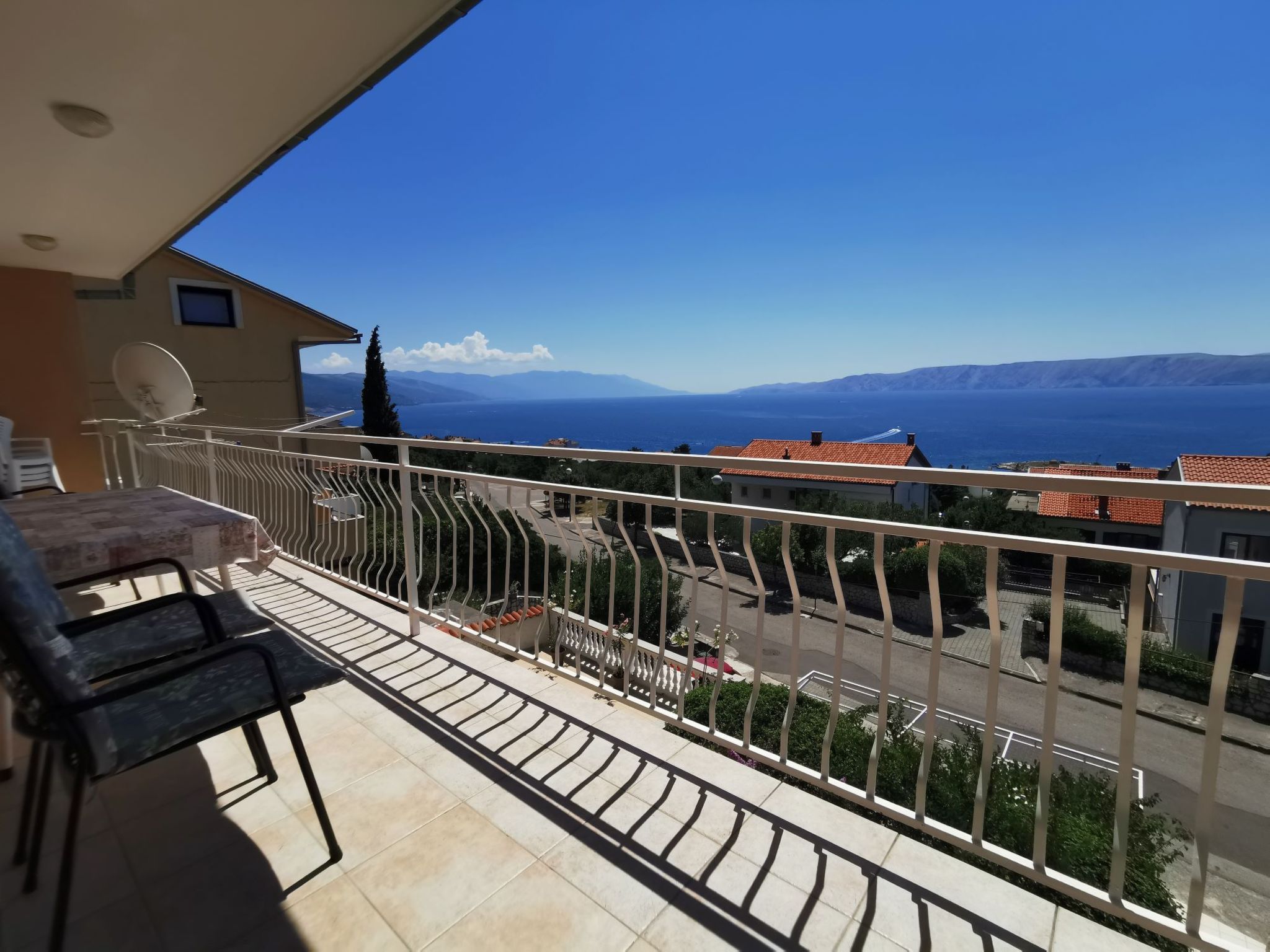 "Ana" mit Blick auf das Wasser-Draußen