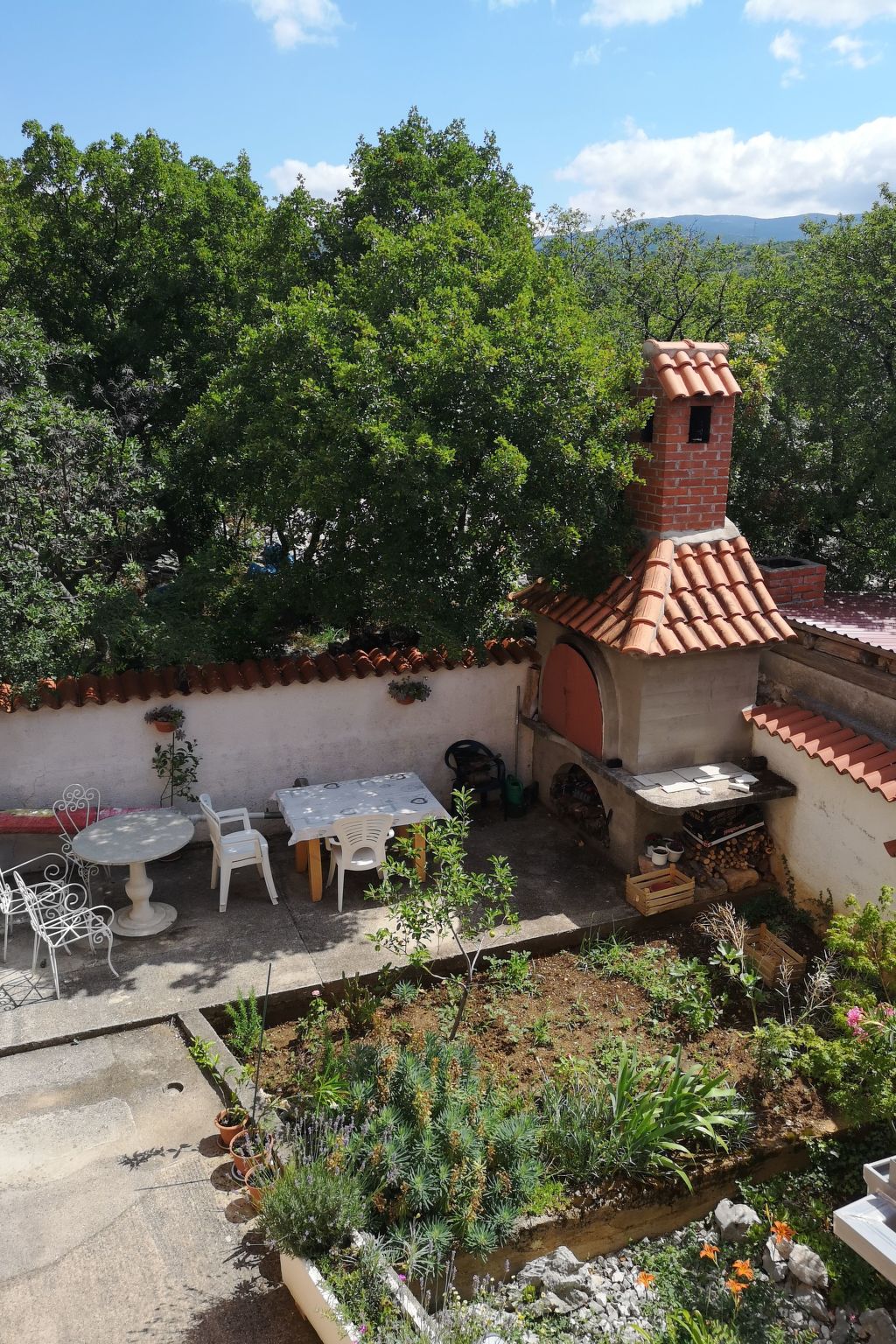 "Ana" mit Blick auf das Wasser-Draußen