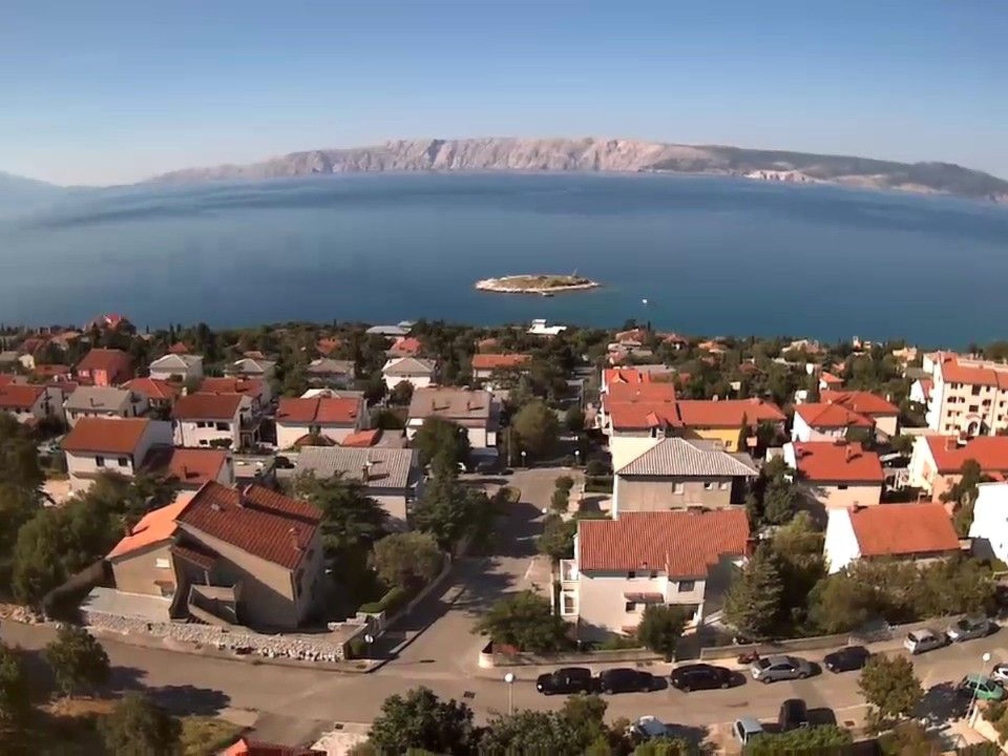 "Ana" mit Blick auf das Wasser-Draußen