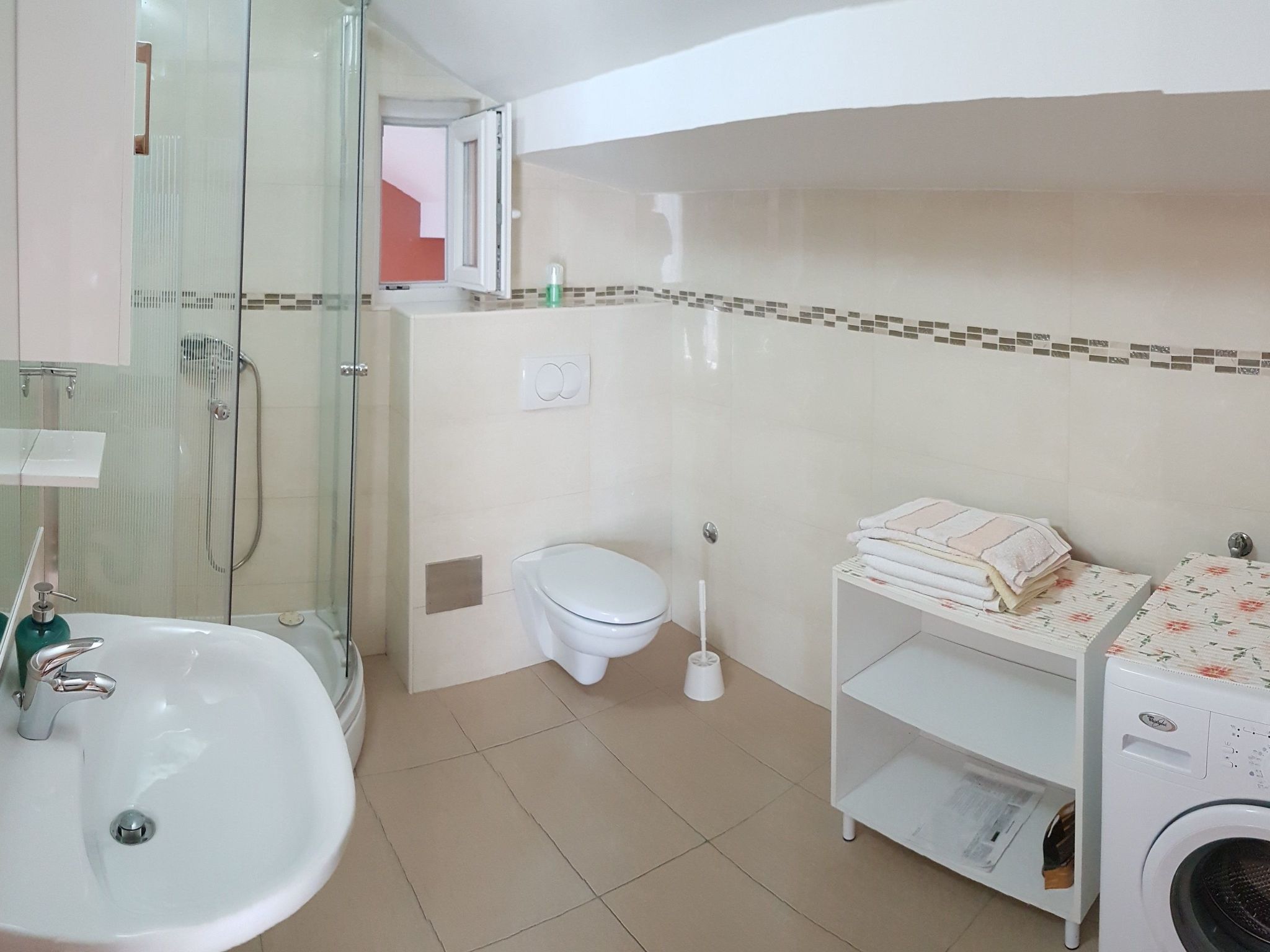 Wohnung mit Blick auf das Wasser-Image-tags.info