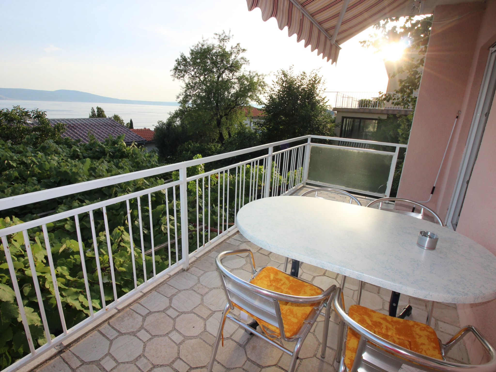 "Adriana" mit Blick auf das Wasser-Outside