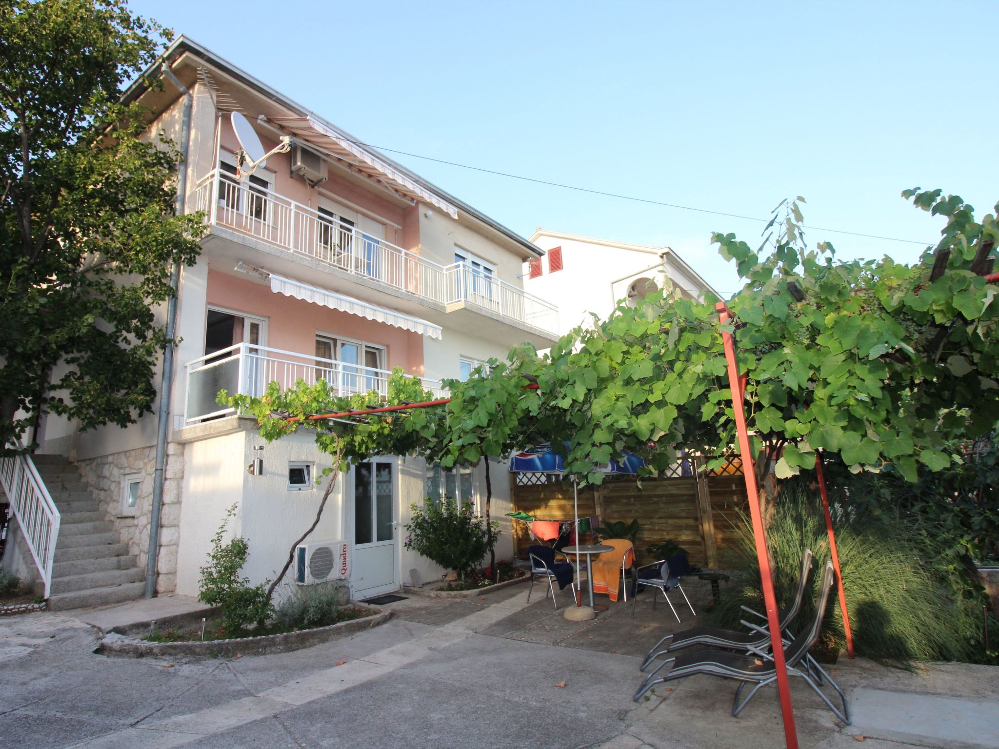 "Adriana" mit Blick auf das Wasser-Outside