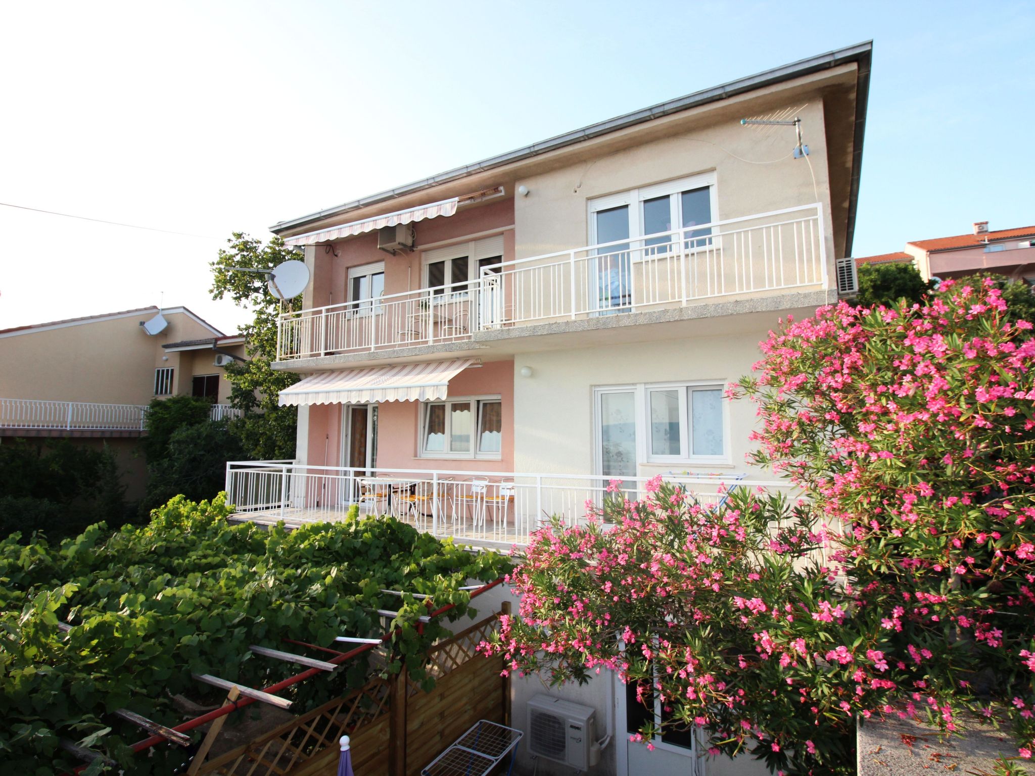 "Adriana" mit Blick auf das Wasser-Image-tags.info