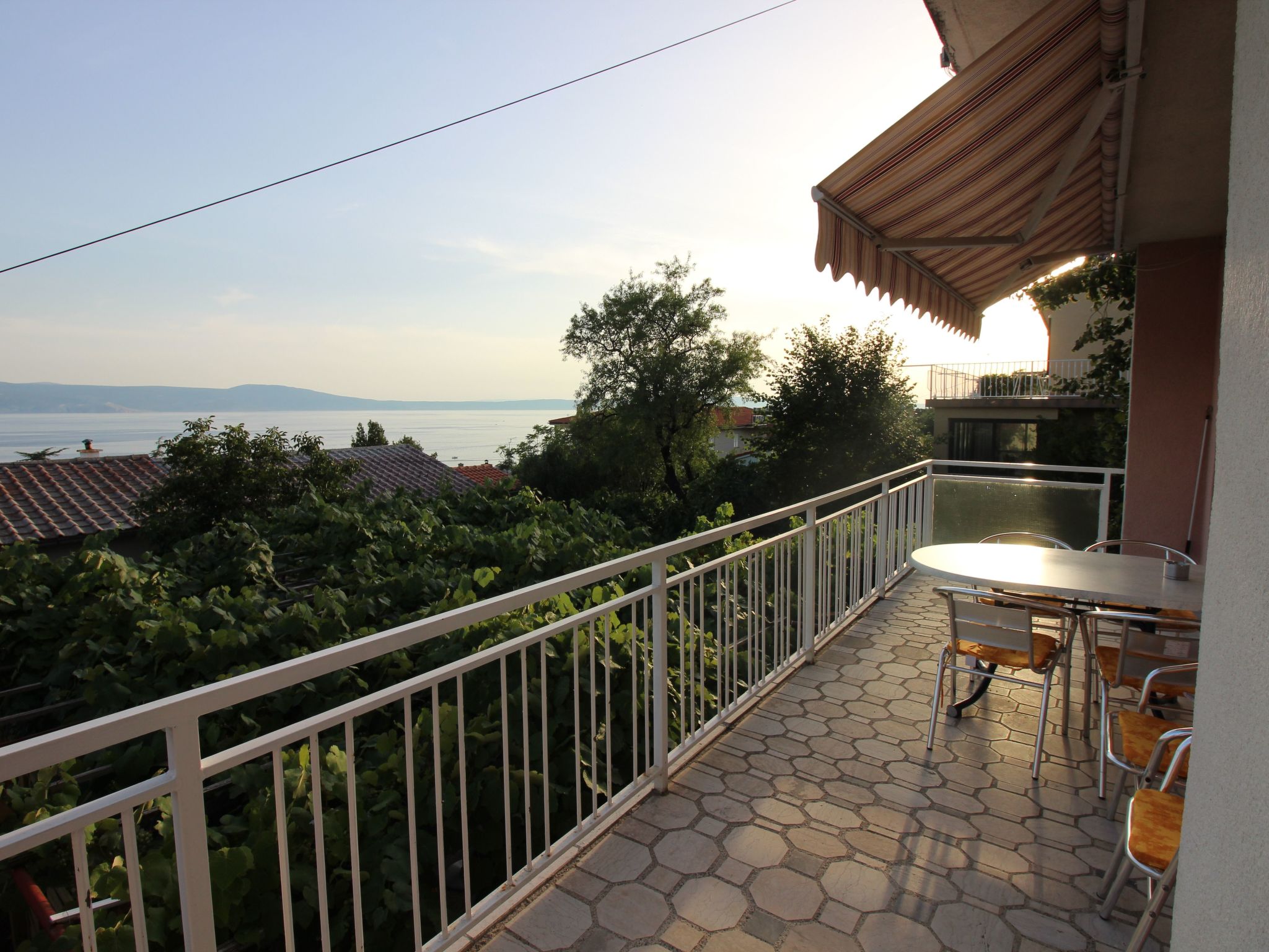 "Adriana" mit Blick auf das Wasser-Outside