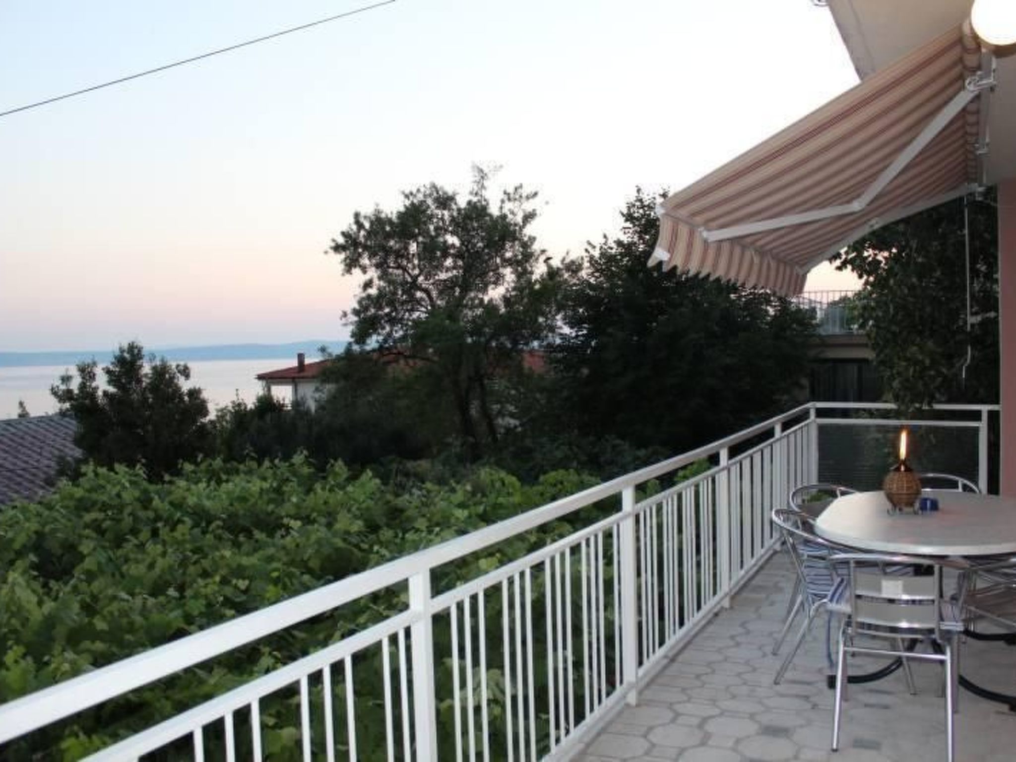 "Adriana" mit Blick auf das Wasser-Image-tags.info