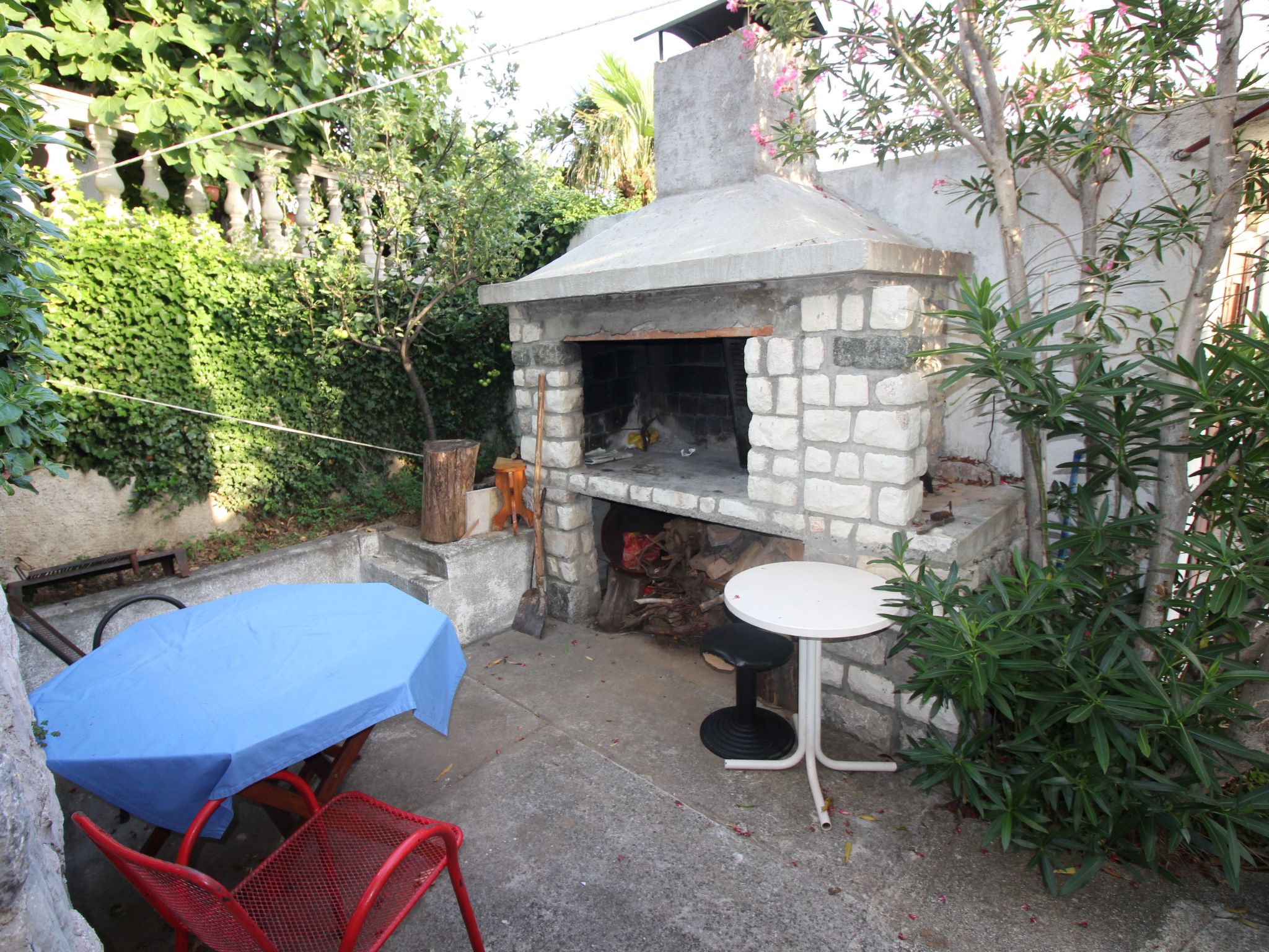 "Adriana" mit Blick auf das Wasser-Image-tags.info