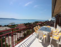 "Manda3" mit Blick auf das Wasser