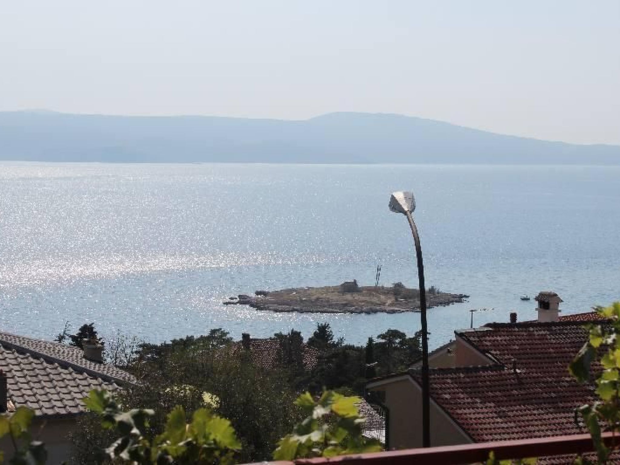 "Manda 2" mit Blick auf das Wasser