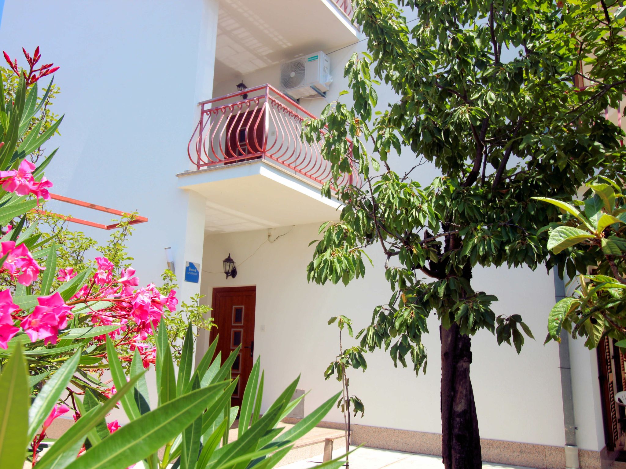 "Manda 2" mit Blick auf das Wasser-Outside