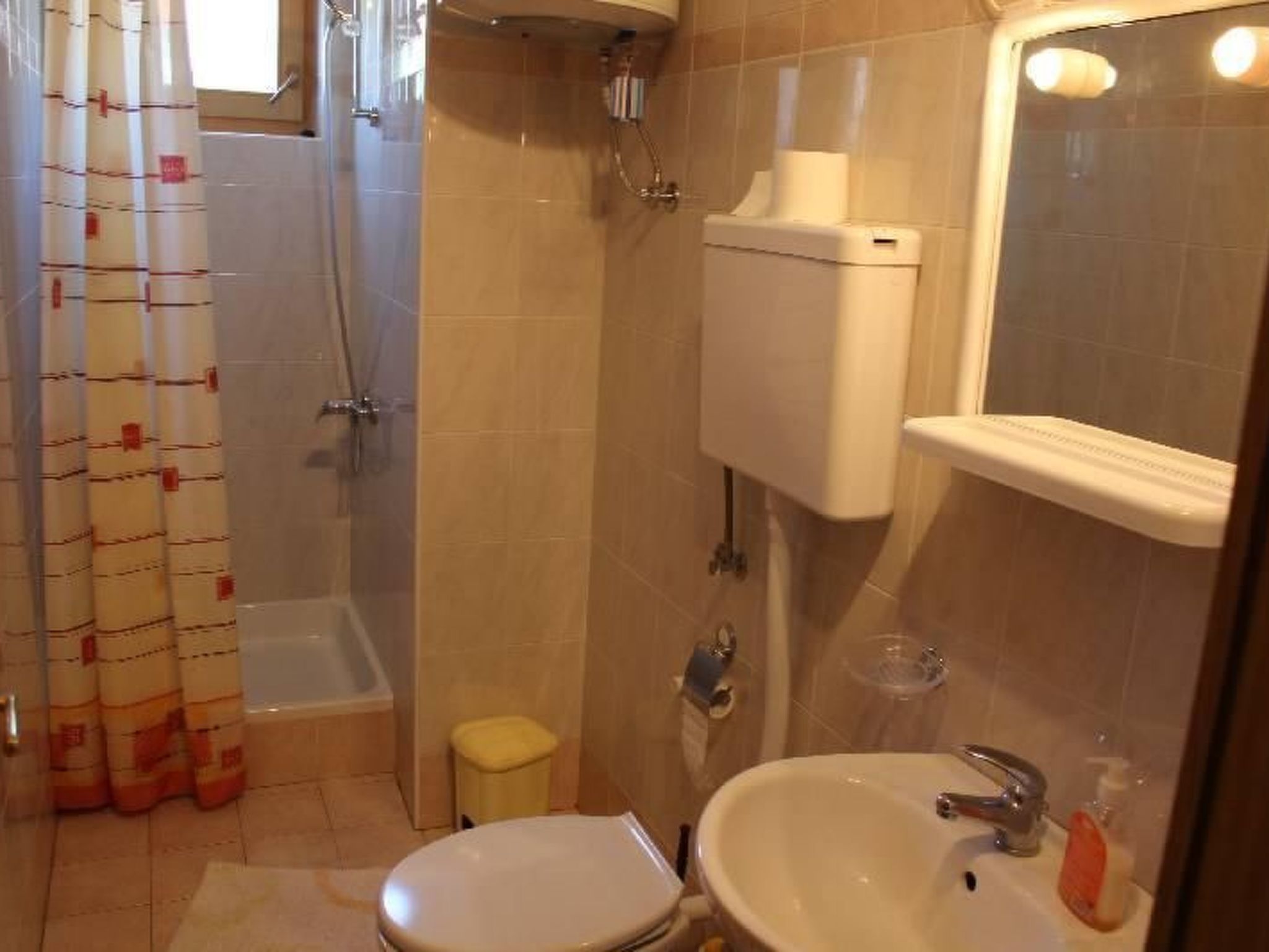 "Manda 2" mit Blick auf das Wasser-Inside