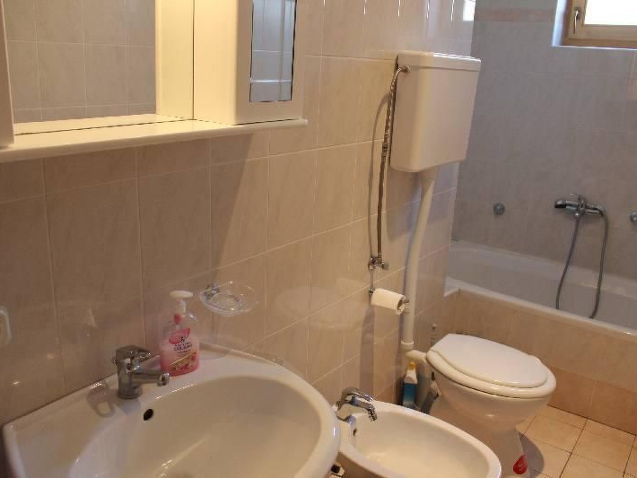 "Manda 2" mit Blick auf das Wasser-Inside