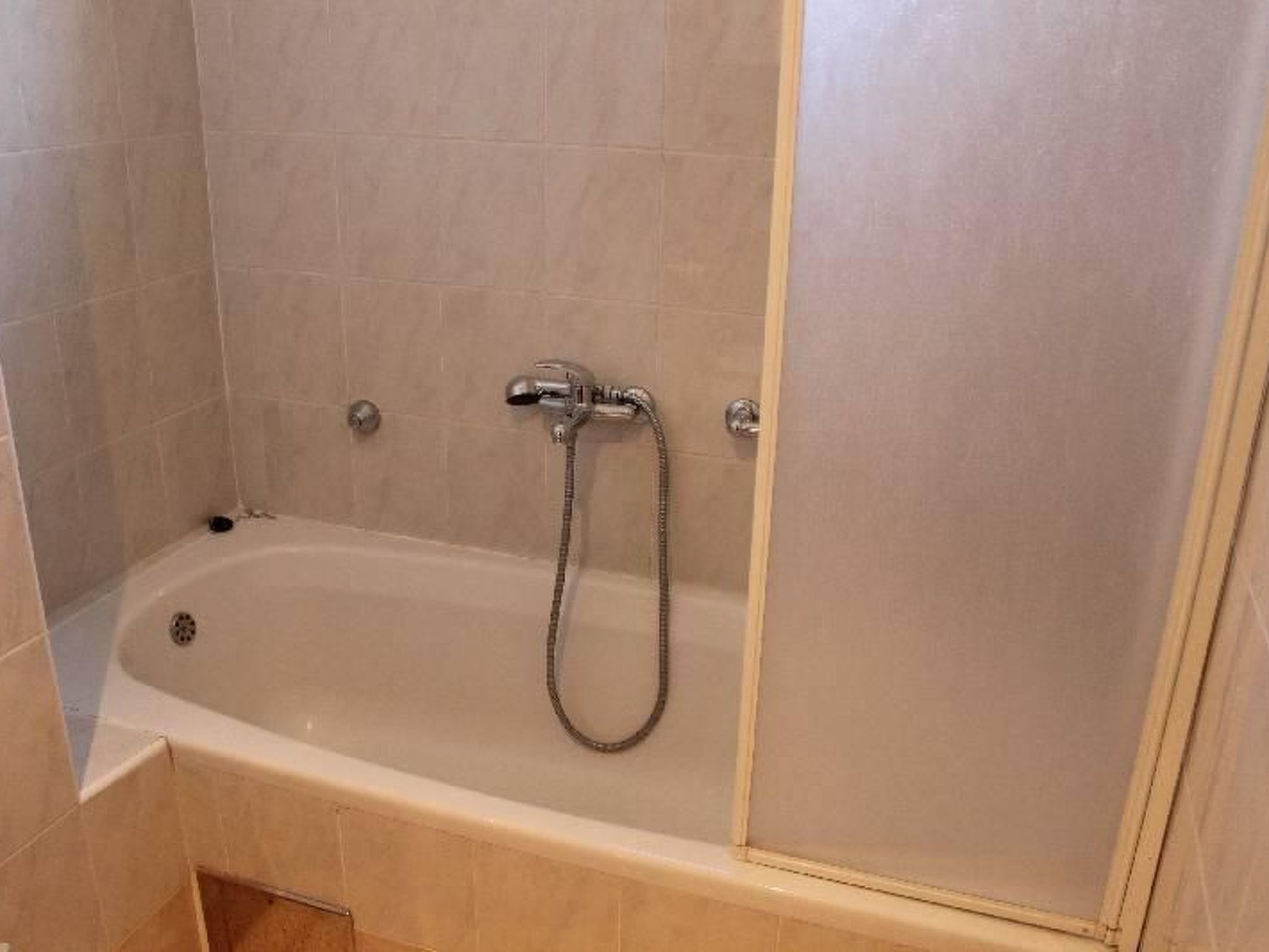 "Manda 2" mit Blick auf das Wasser-Inside