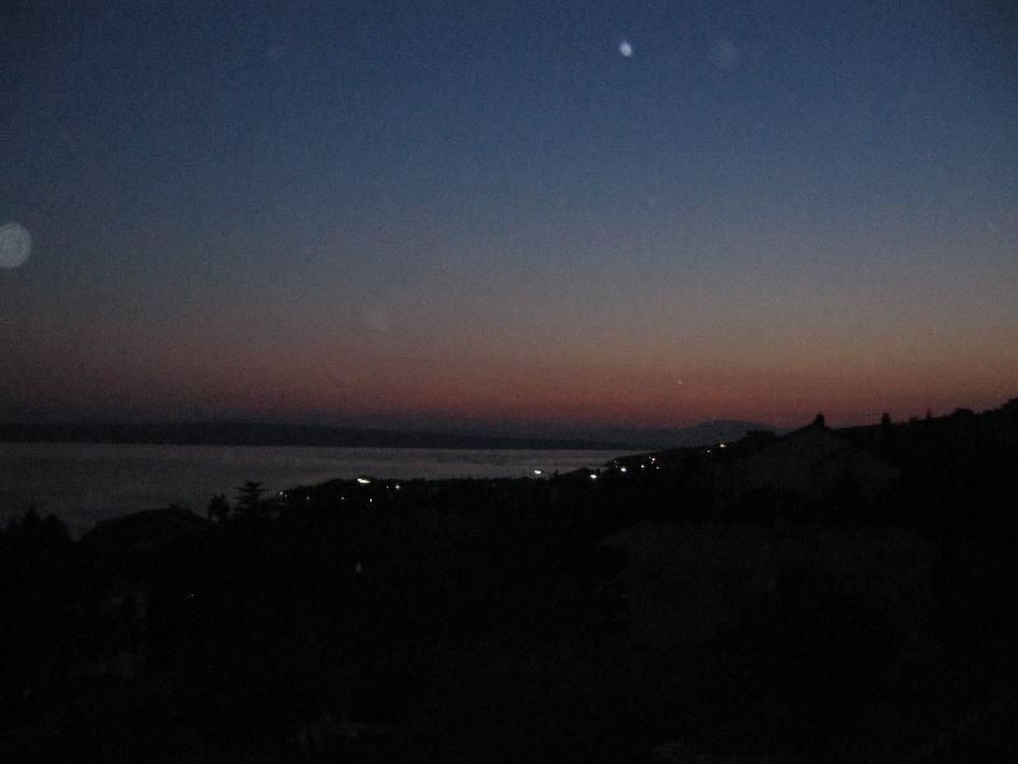 "Manda 2" mit Blick auf das Wasser-Outside