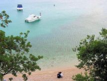 am schönen Kieselstrand.