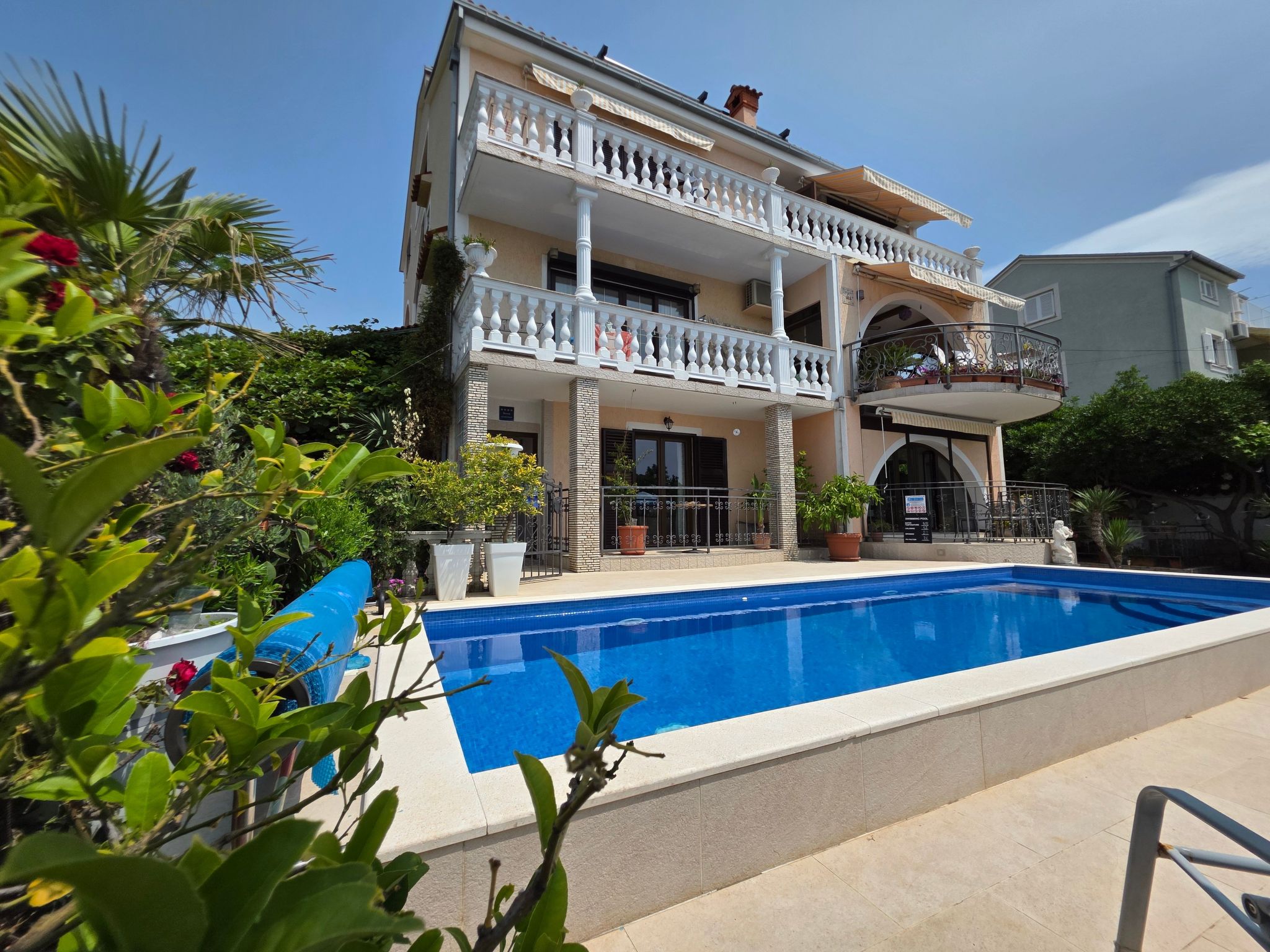 Appartement mit Balkon - gemeinsamer Pool und Terrasse-Inside