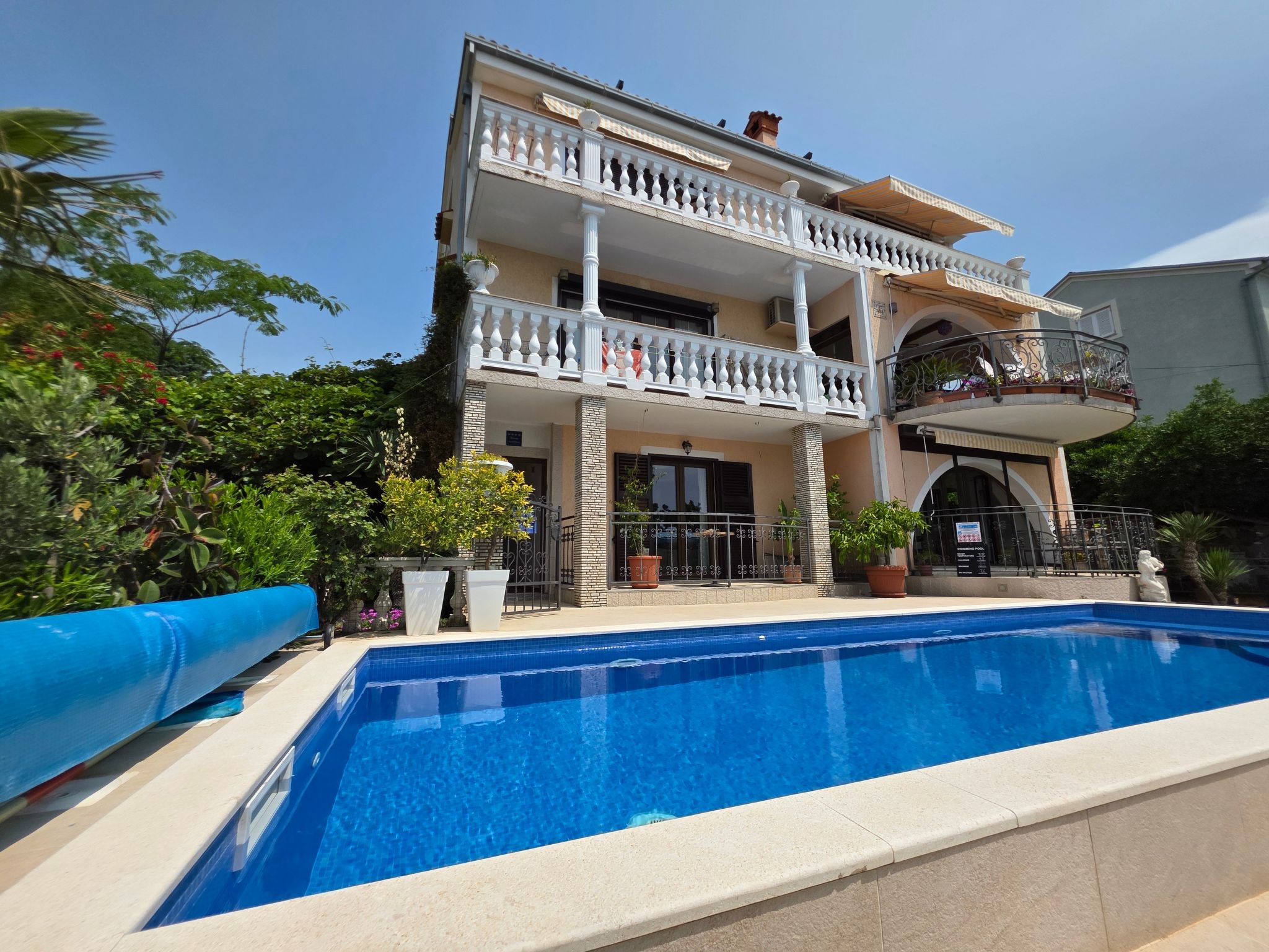 Appartement mit Balkon - gemeinsamer Pool und Terrasse-Inside