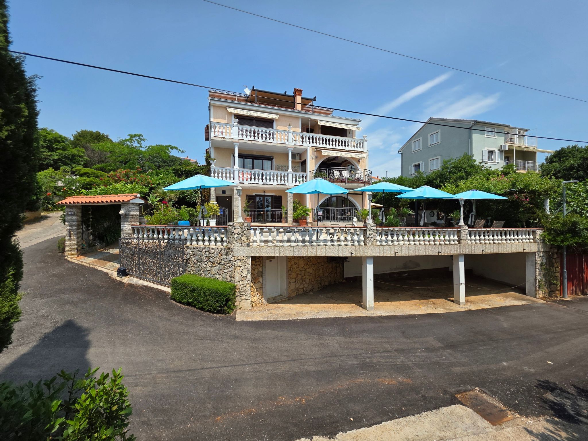 Appartement mit Balkon - gemeinsamer Pool und Terrasse-Inside