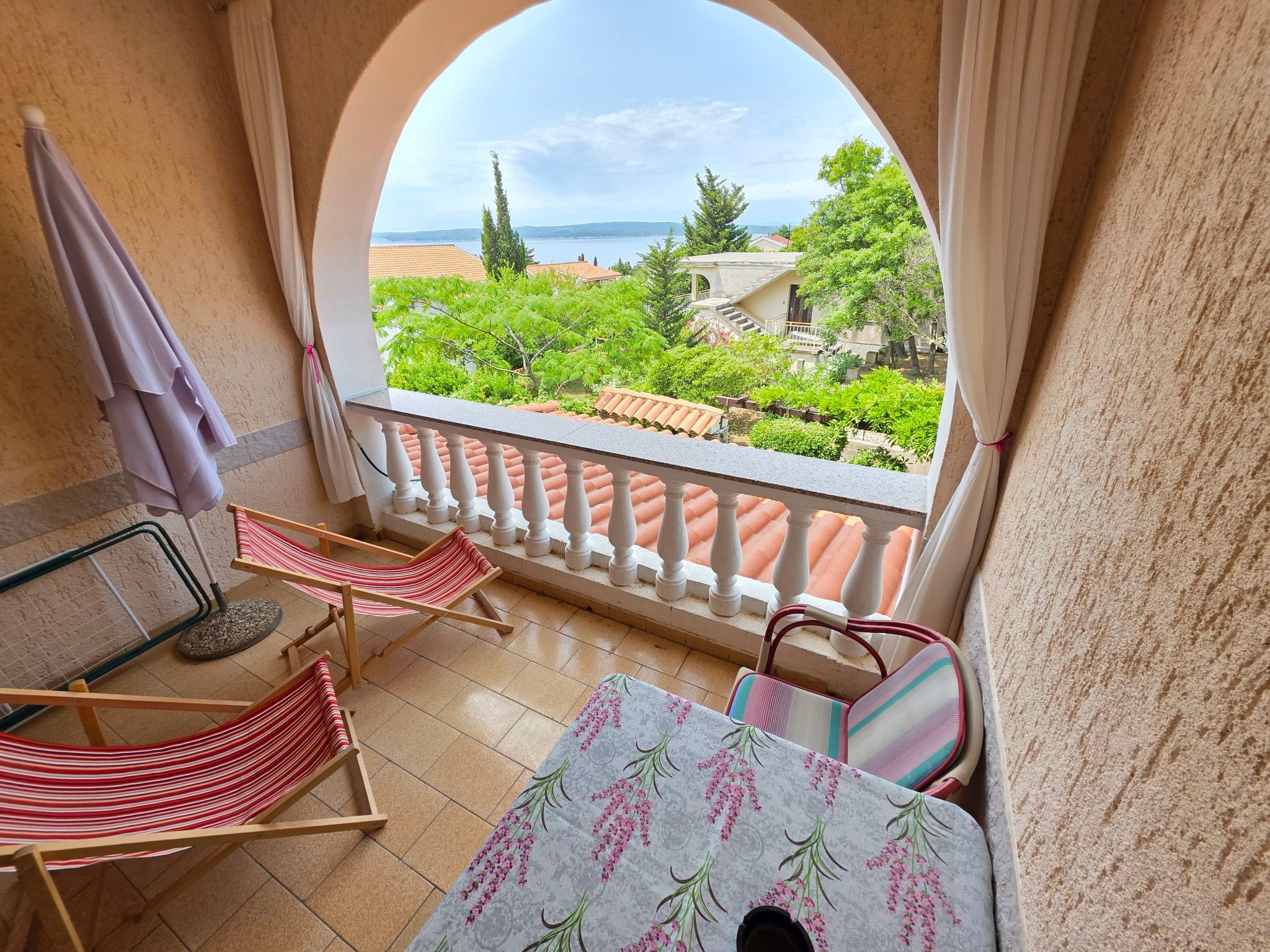 Appartement mit Balkon - gemeinsamer Pool und Terrasse-Inside