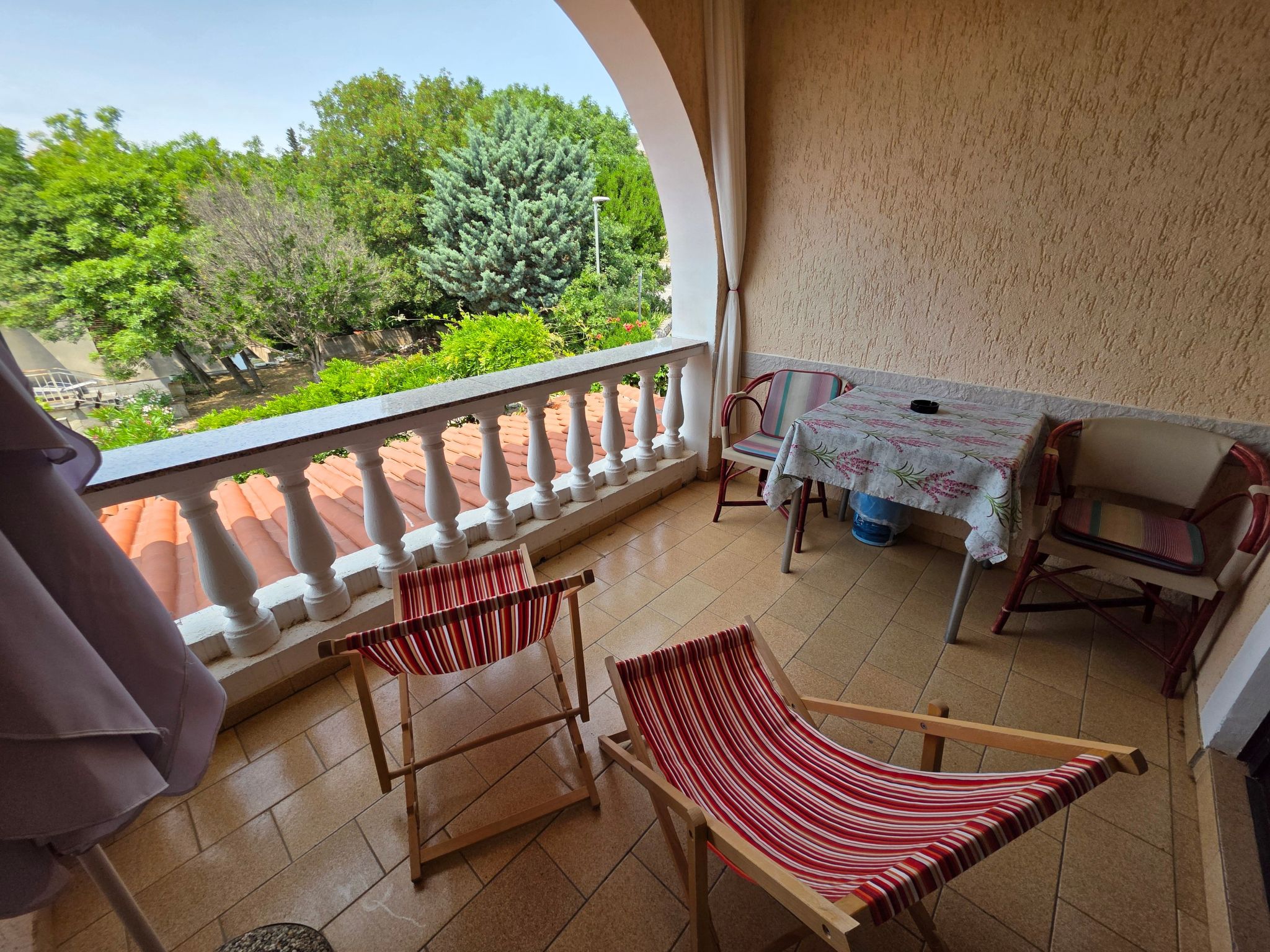 Appartement mit Balkon - gemeinsamer Pool und Terrasse-Inside