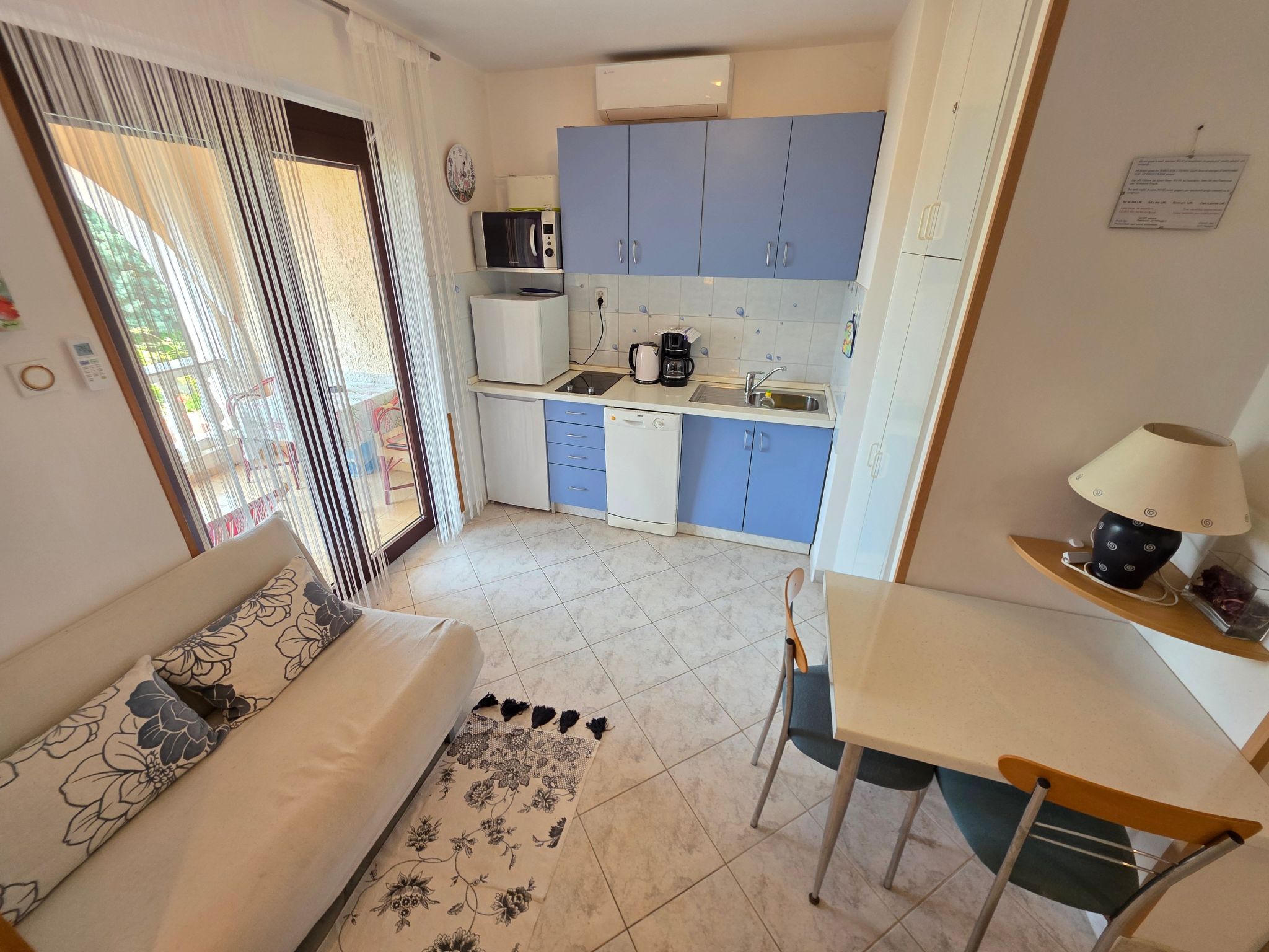 Appartement mit Balkon - gemeinsamer Pool und Terrasse-Inside