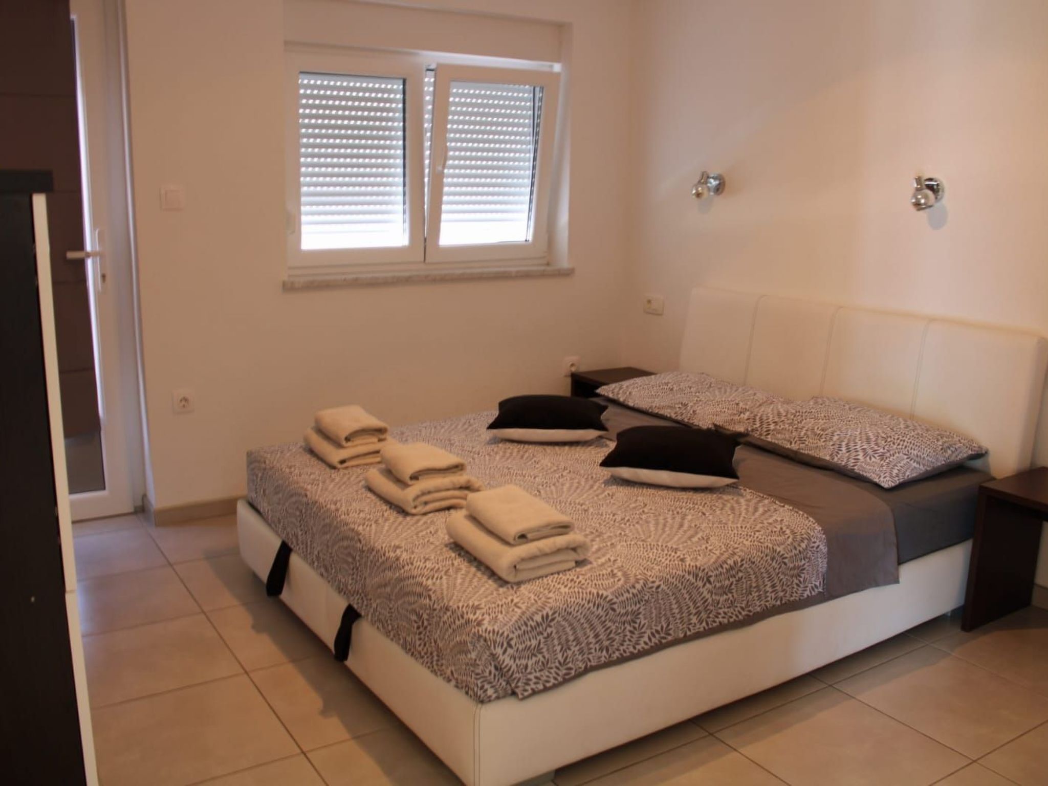 Appartement mit Terrasse, Meerblick, Jacuzzi, Außenpool-Binnen