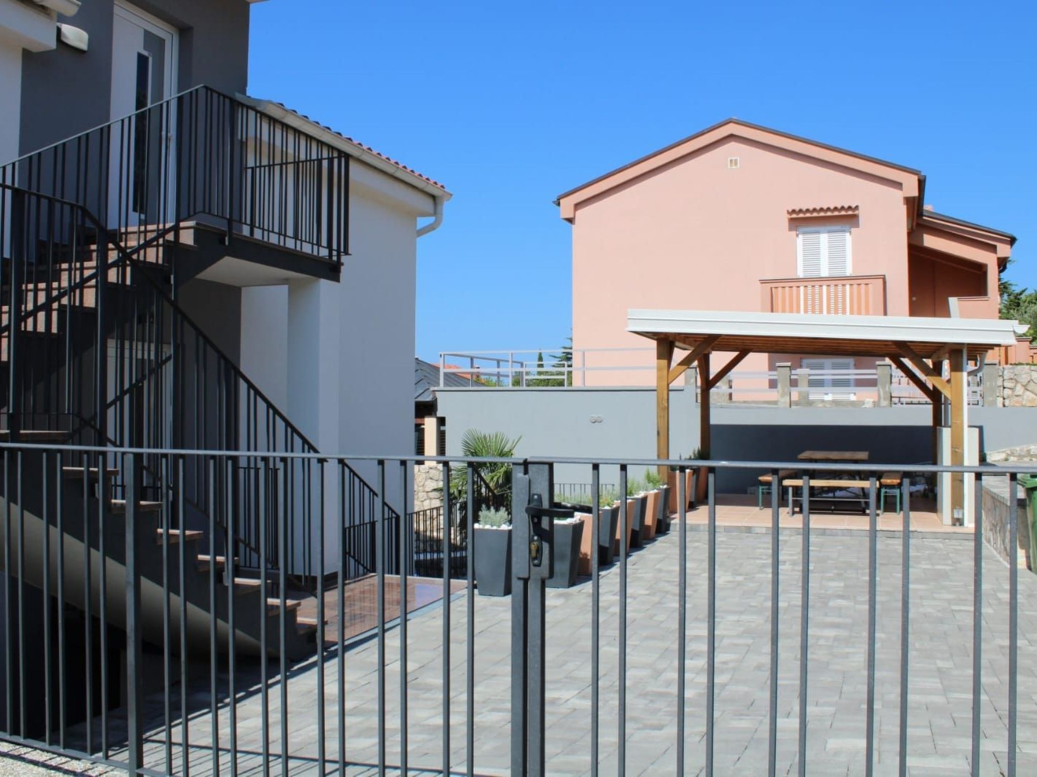 Appartement mit Terrasse, Meerblick, Jacuzzi, Außenpool-Binnen