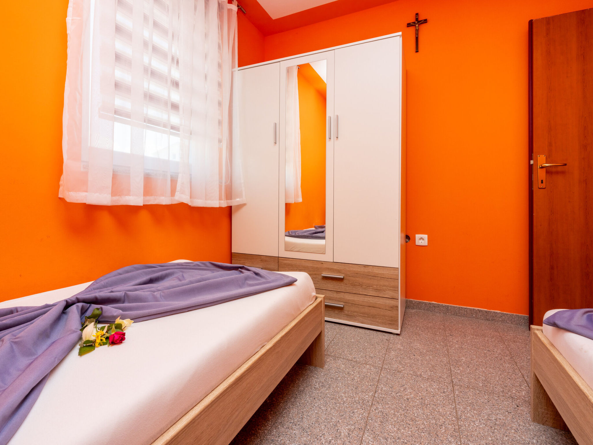 ABERT SUSI / HR-05640-01 - Inside