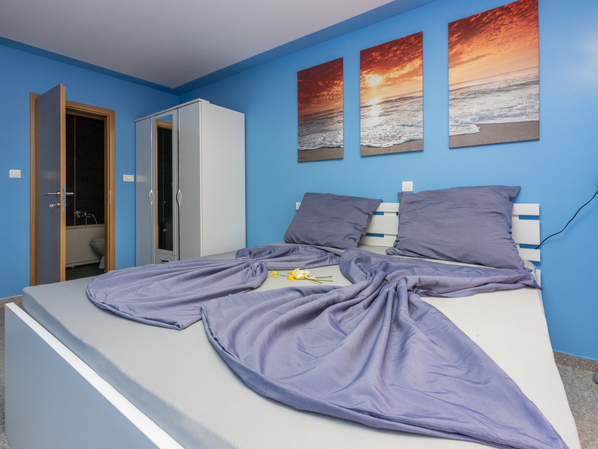 ABERT SUSI / HR-05640-01 - Inside