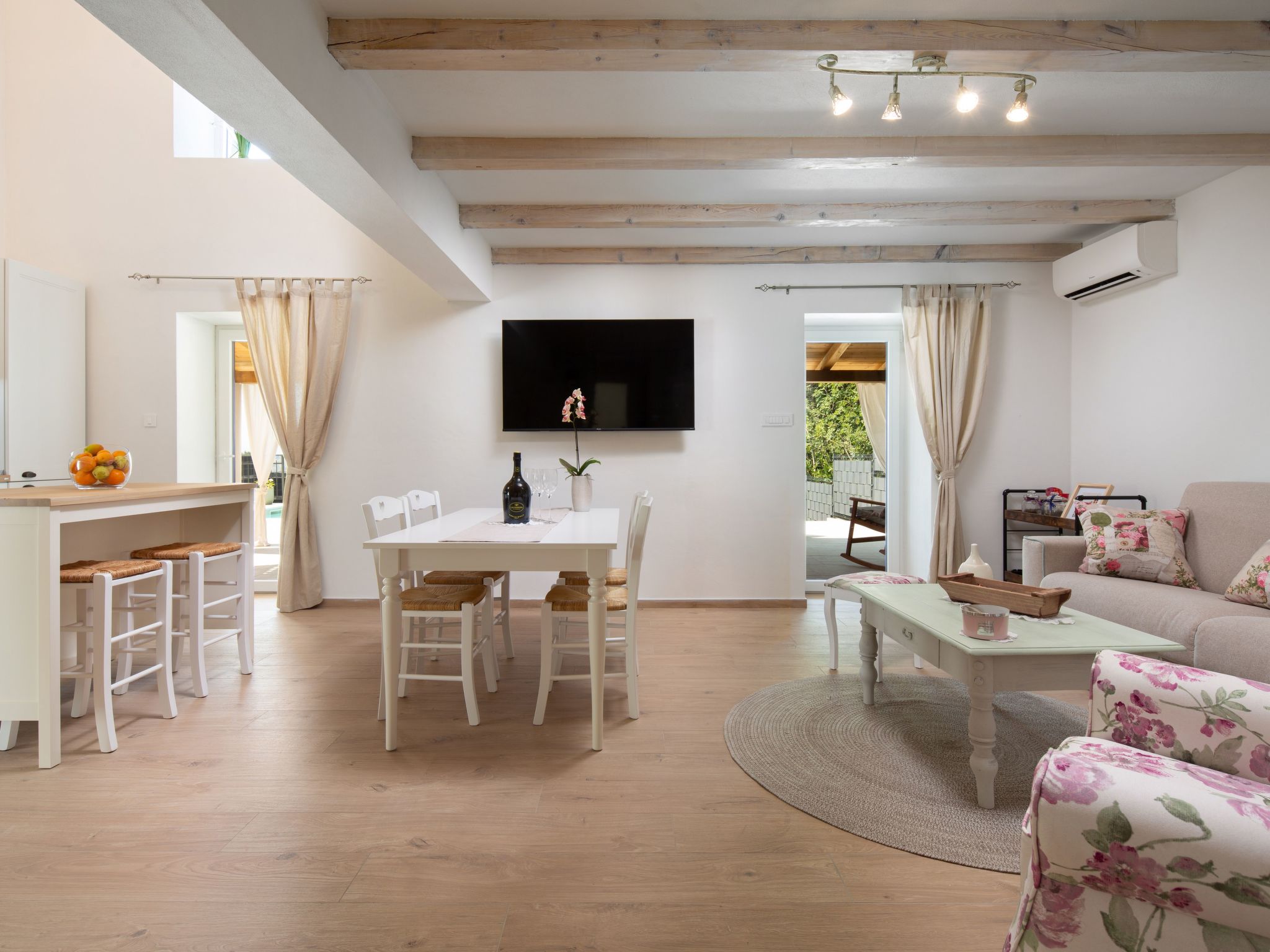 Casa di Nika - charmante Steinvilla mit beheiztem Pool-Binnen