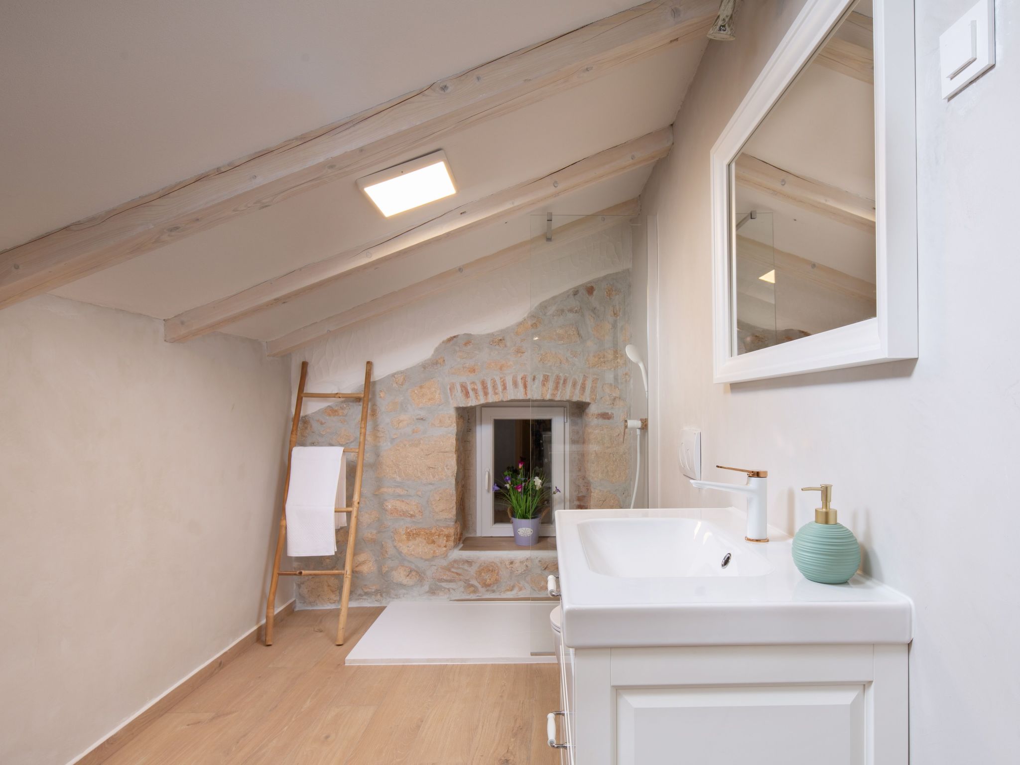 Casa di Nika - charmante Steinvilla mit beheiztem Pool-Binnen