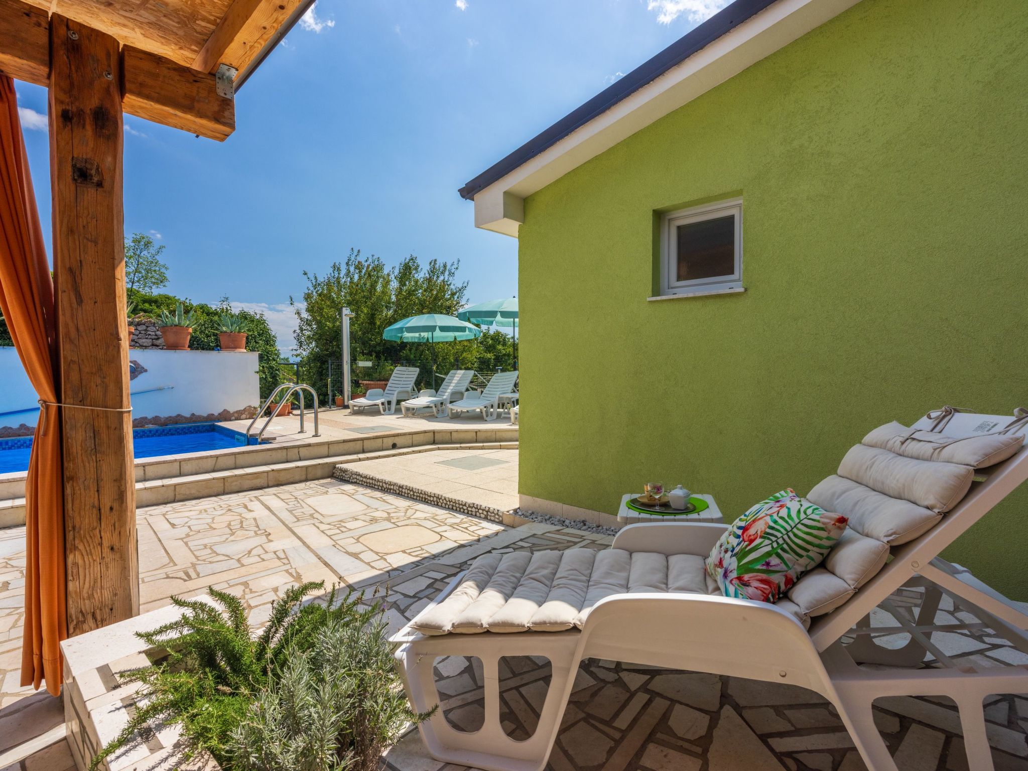 Greenhouse Adria mit großer Terrasse und Pool-Image-tags.info