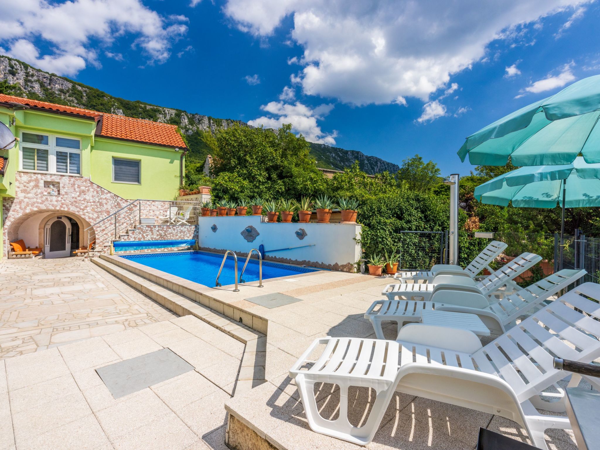 Greenhouse Adria mit großer Terrasse und Pool-Image-tags.info