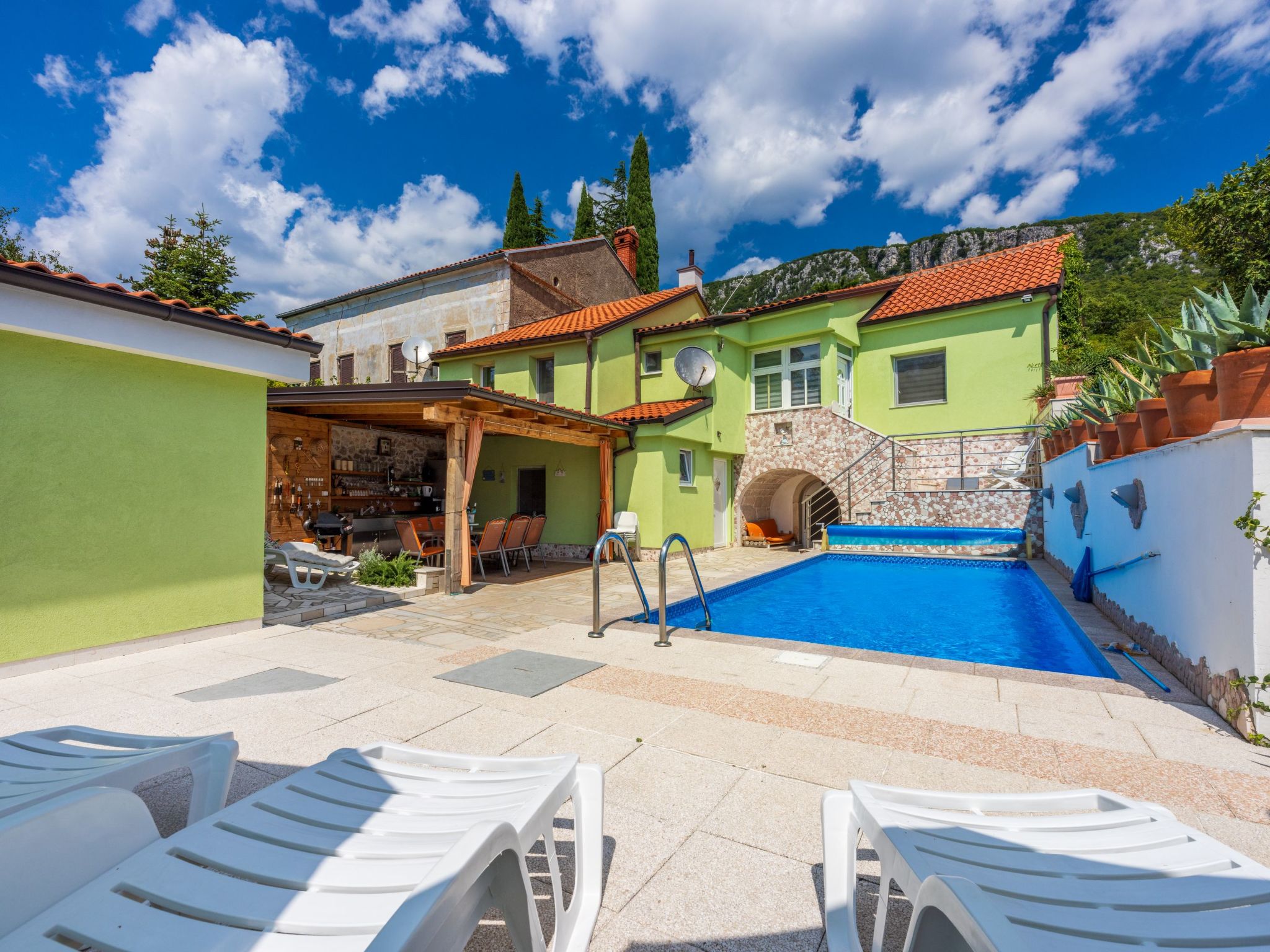 Greenhouse Adria mit großer Terrasse und Pool-Image-tags.info