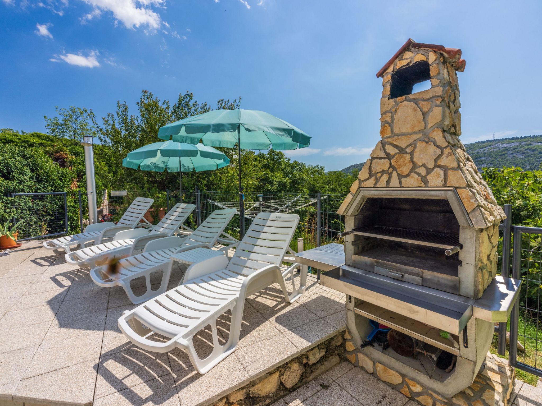 Greenhouse Adria mit großer Terrasse und Pool-Image-tags.info