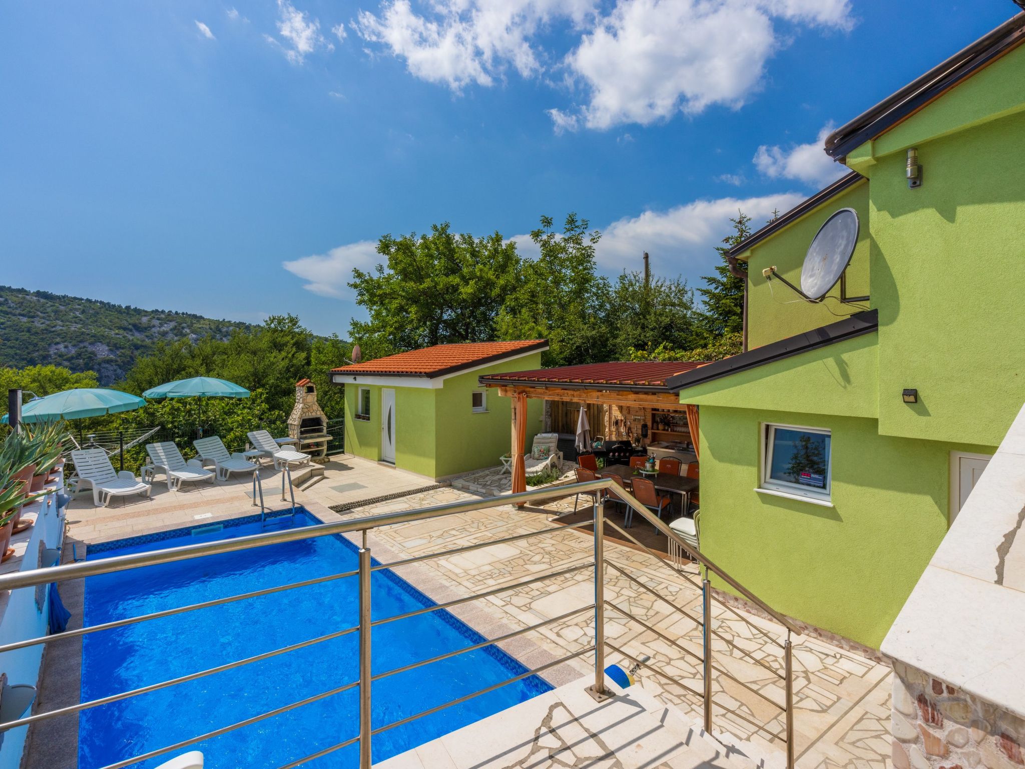 Greenhouse Adria mit großer Terrasse und Pool-Image-tags.info