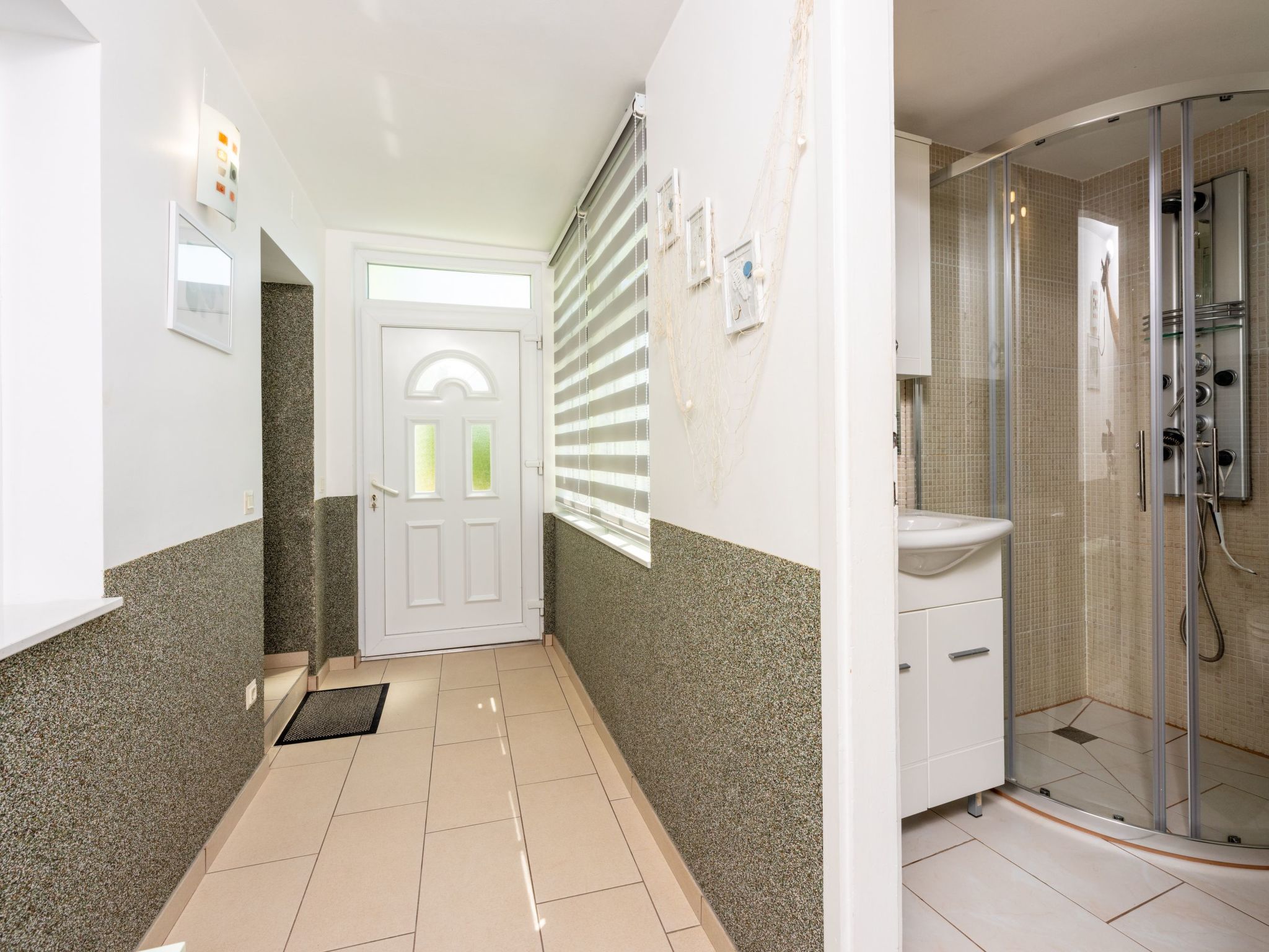 Greenhouse Adria mit großer Terrasse und Pool-Image-tags.info